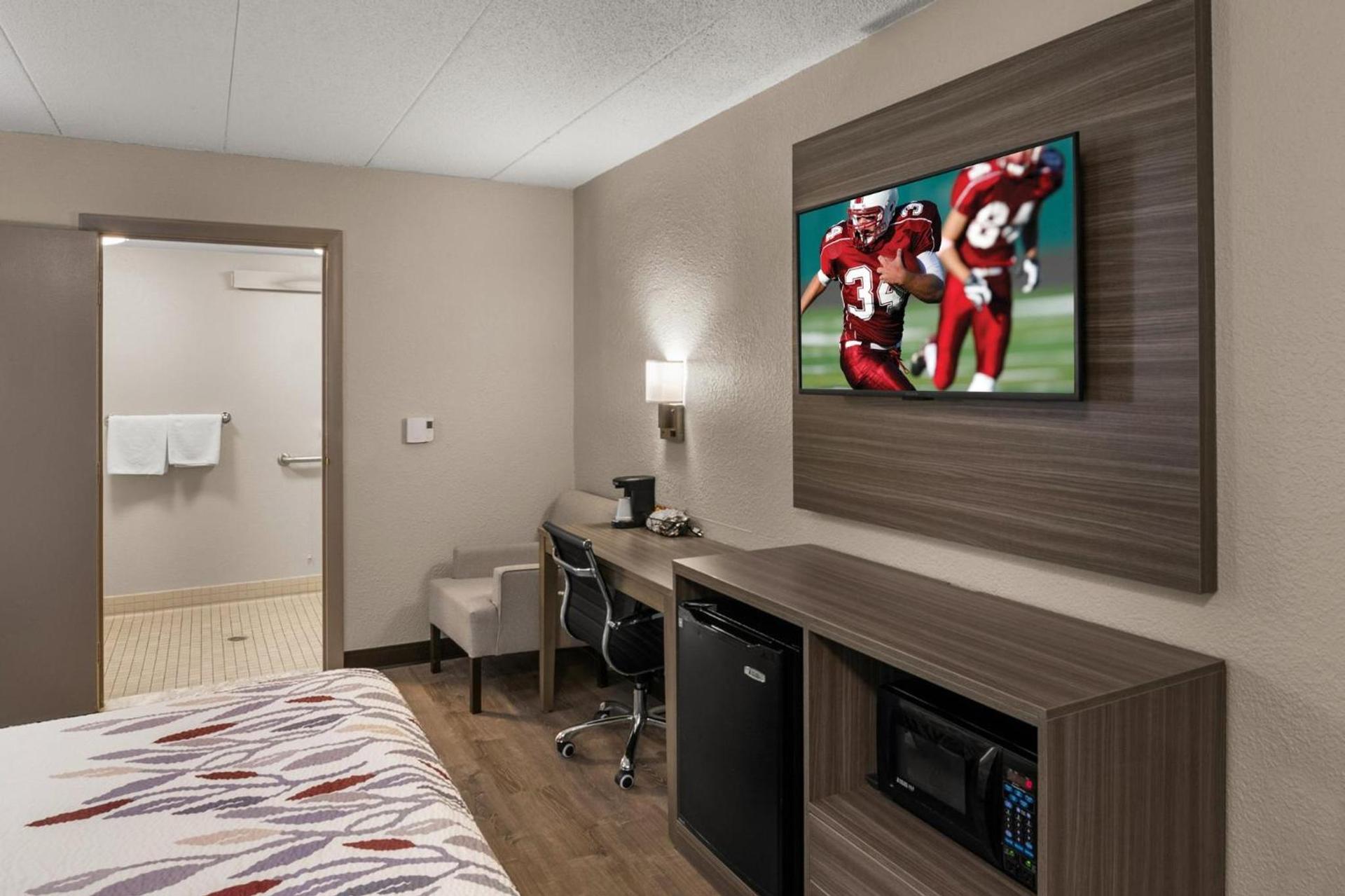 Red Roof Inn Enfield photo 15