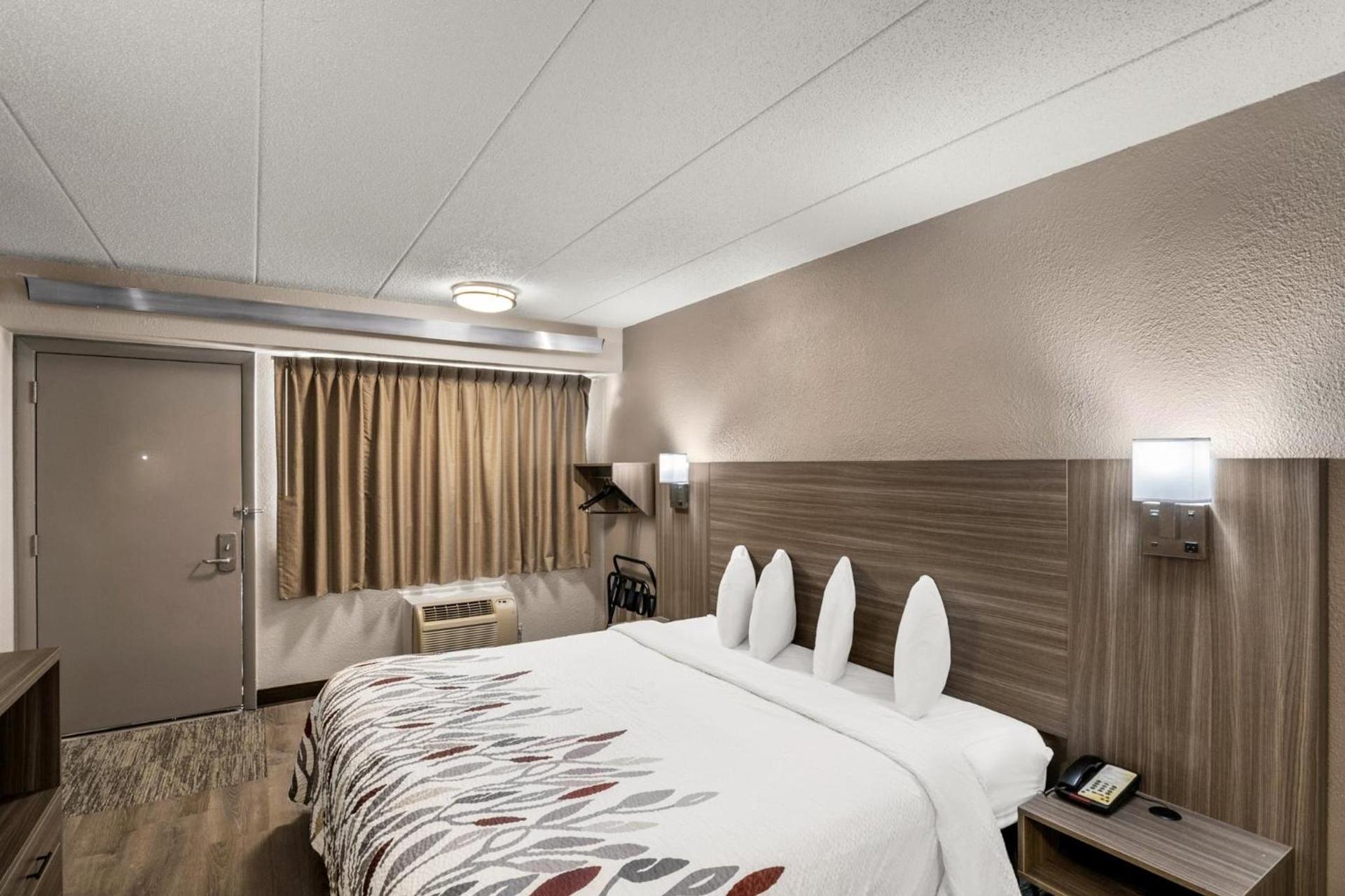 Red Roof Inn Enfield photo 16