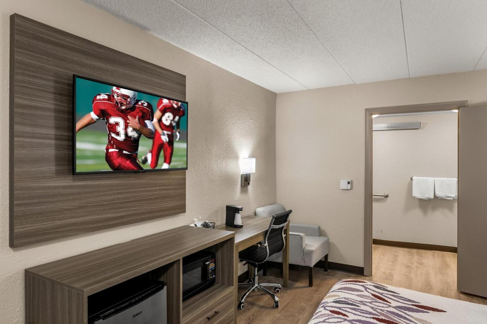 Red Roof Inn Enfield photo 12
