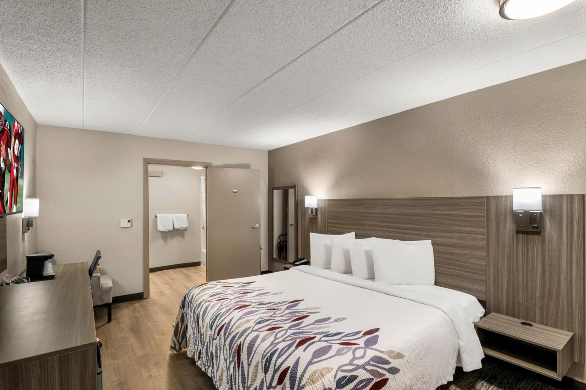 Red Roof Inn Enfield photo 11