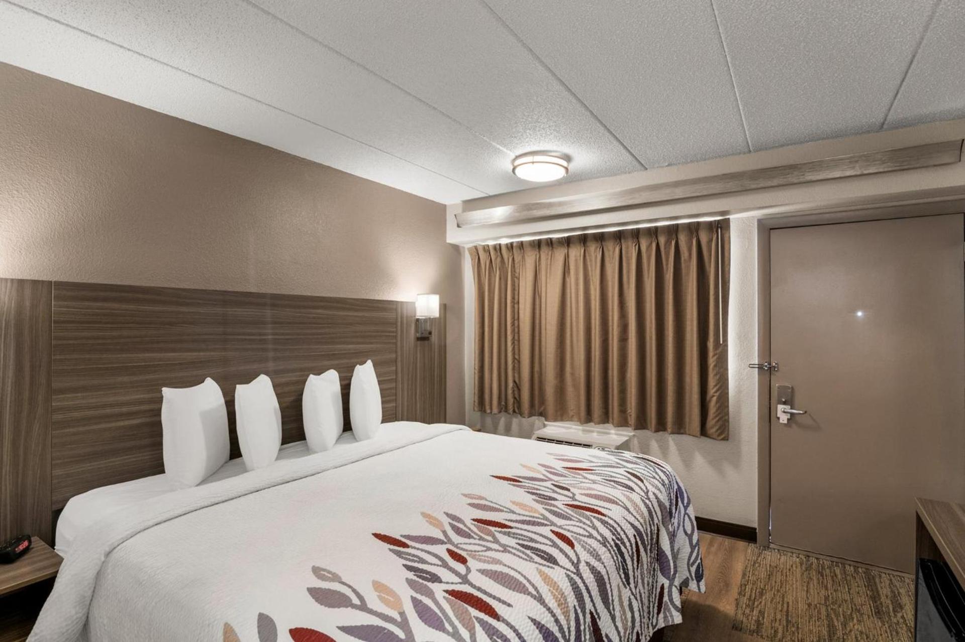 Red Roof Inn Enfield photo 10