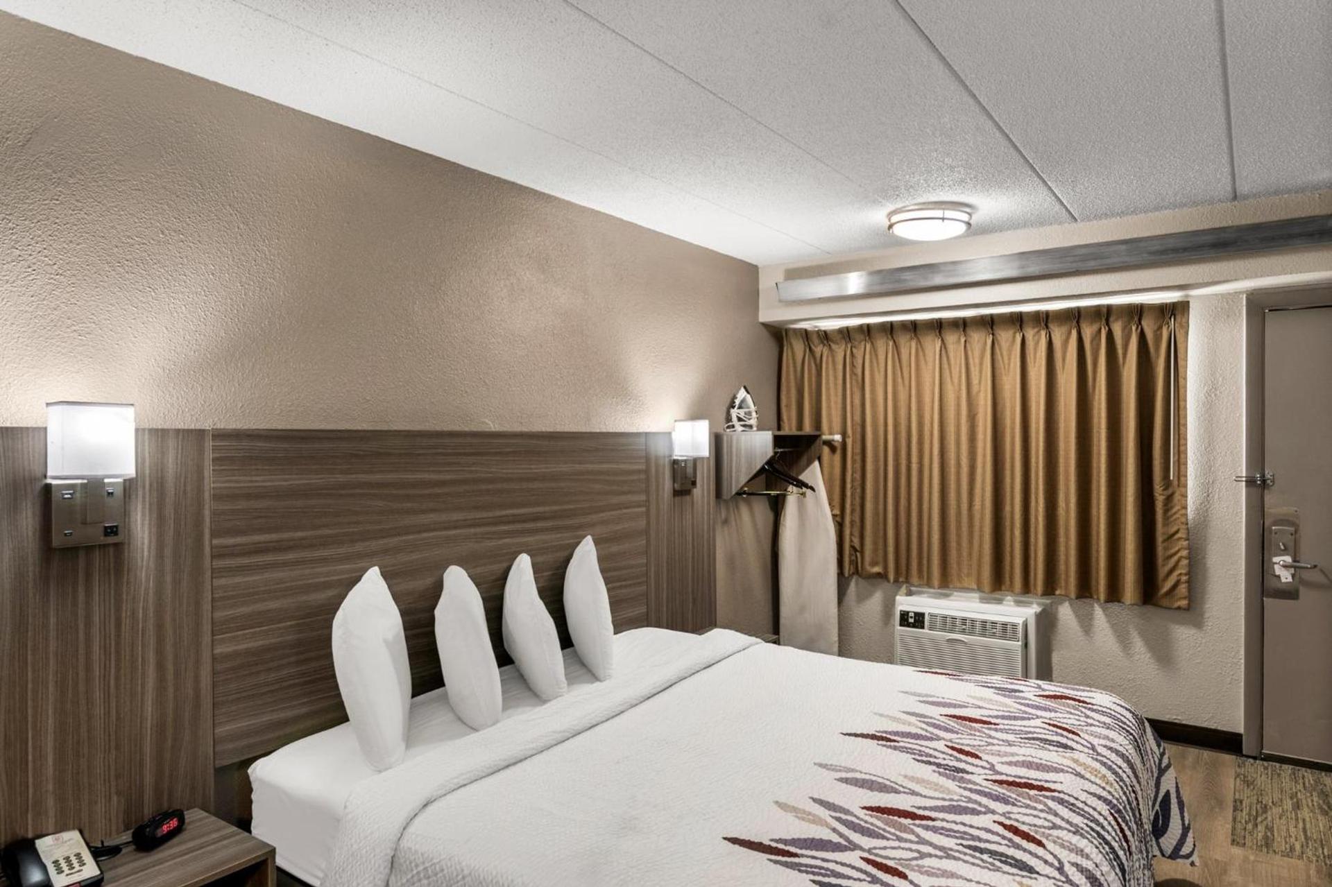 Red Roof Inn Enfield photo 13