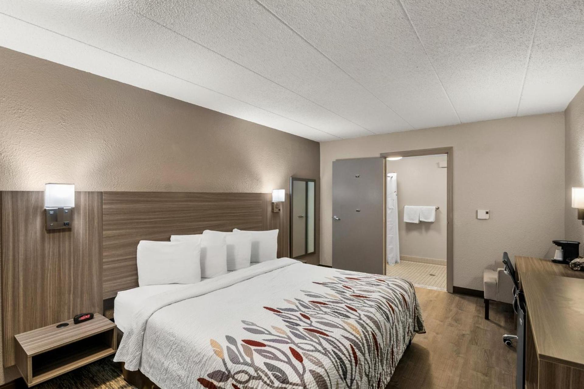 Red Roof Inn Enfield photo 14