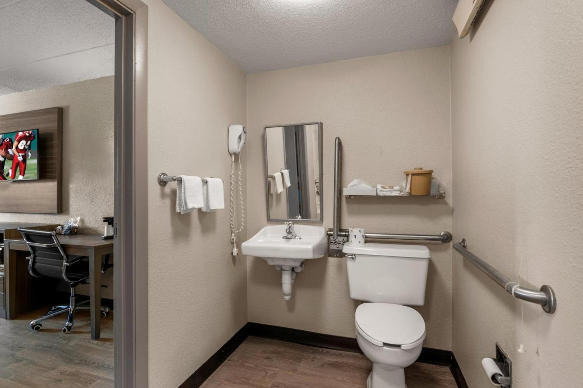 Red Roof Inn Enfield photo 18