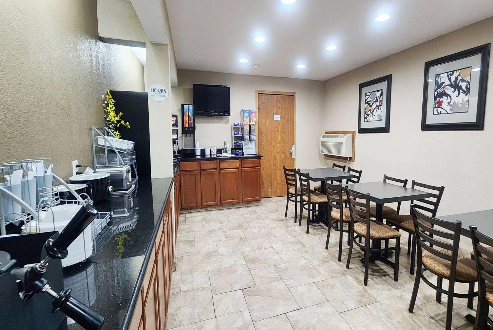 Super 8 by Wyndham Newton photo 10