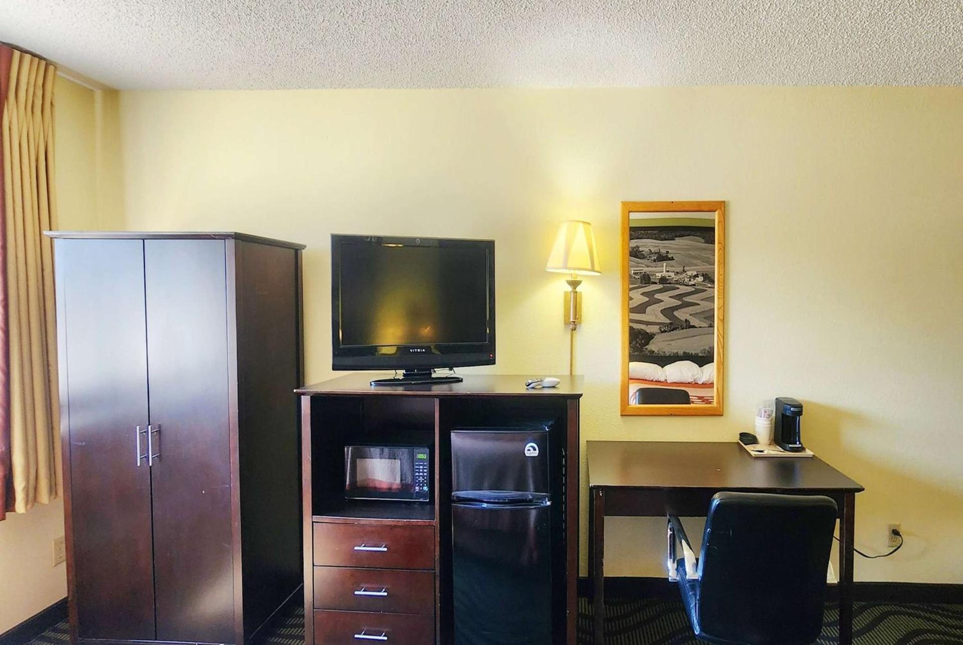 Super 8 by Wyndham Newton photo 11
