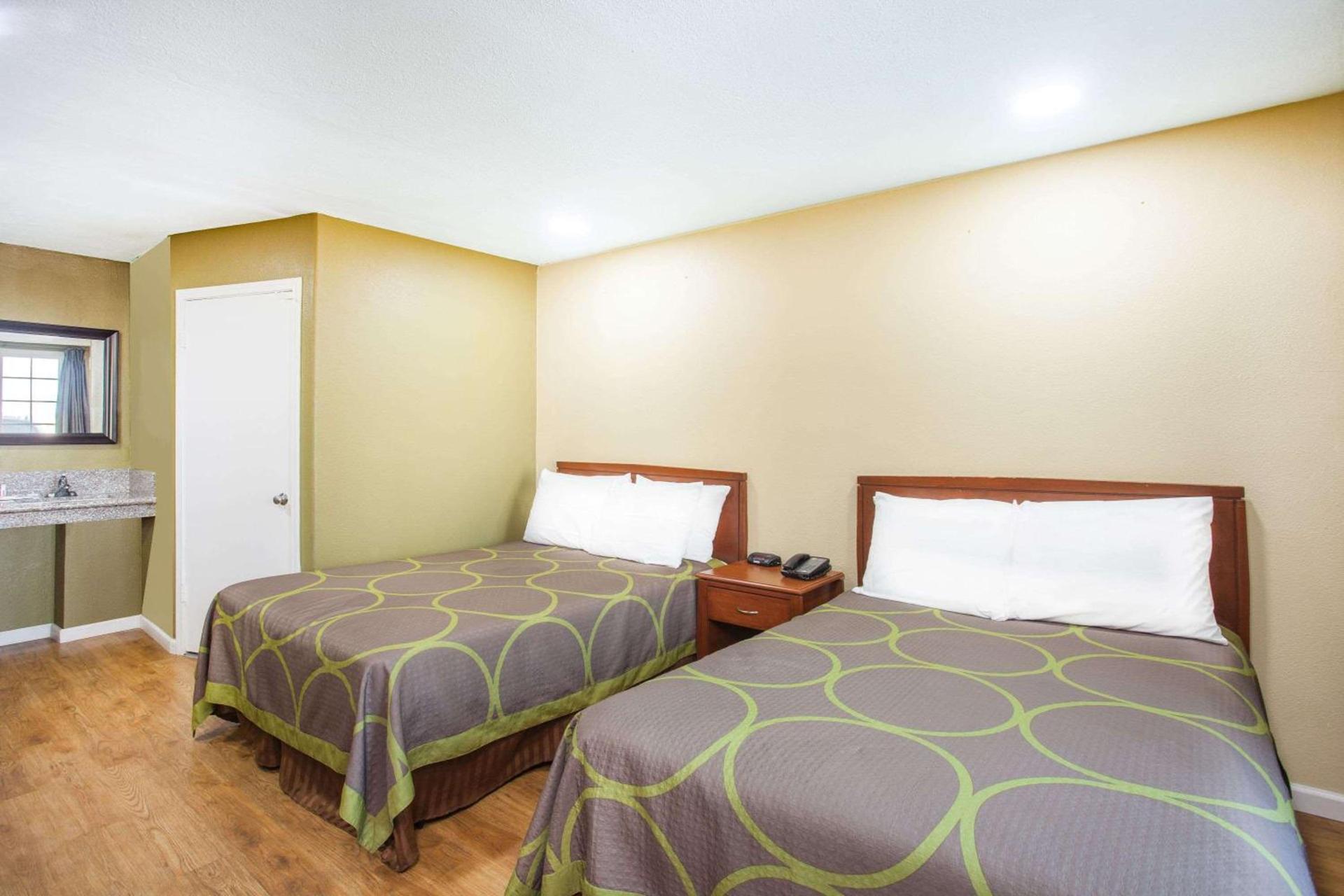 Super 8 by Wyndham Redlands/San Bernardino photo 11
