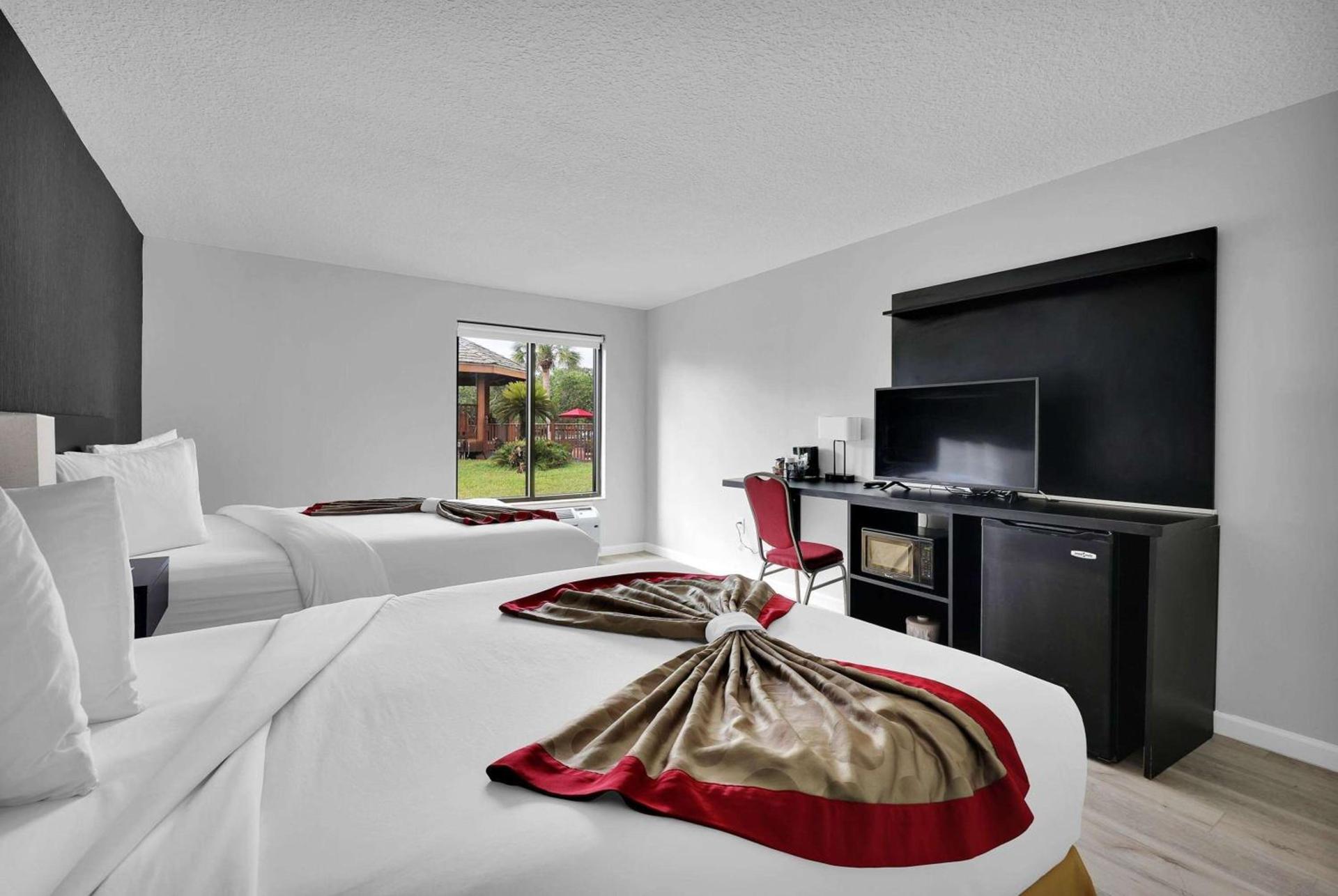 Ramada by Wyndham Jacksonville I-95 by Butler Blvd photo 39