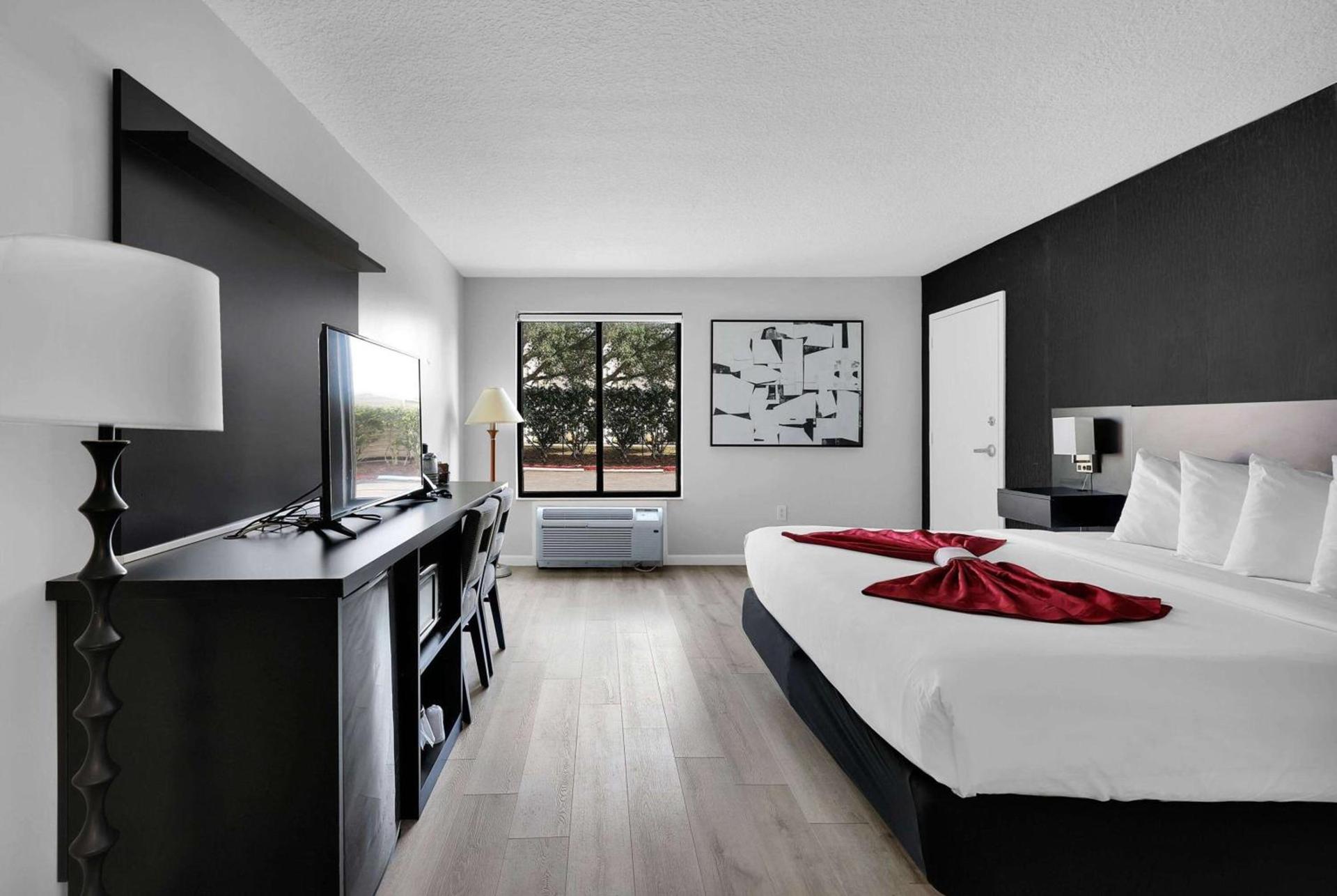 Ramada by Wyndham Jacksonville I-95 by Butler Blvd photo 34