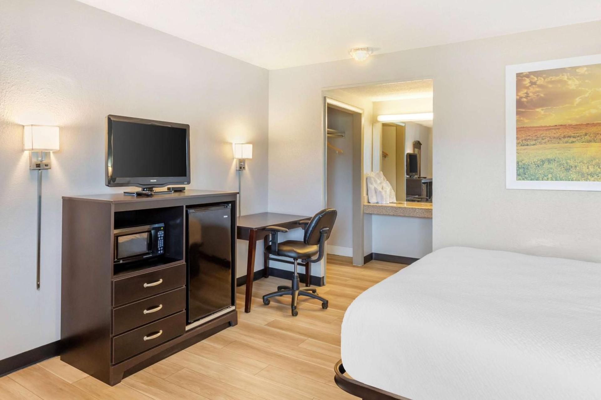 Days Inn by Wyndham Wrightstown McGuire AFB Bordentown photo 18