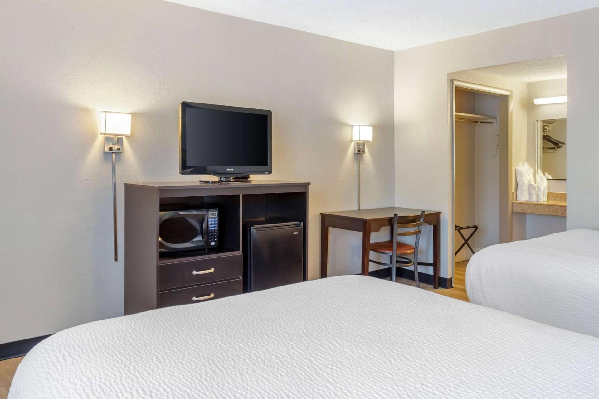 Days Inn by Wyndham Wrightstown McGuire AFB Bordentown photo 2