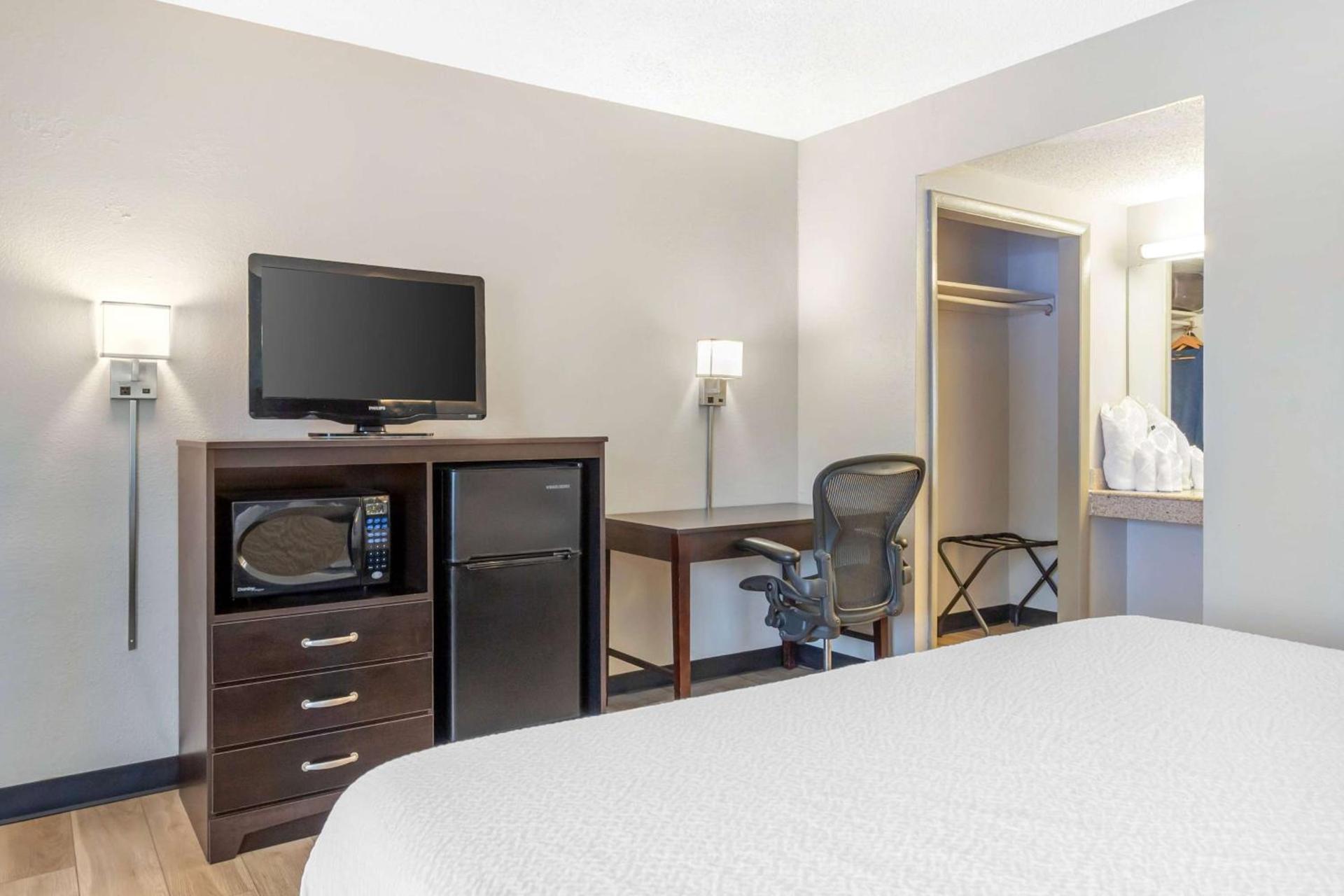 Days Inn by Wyndham Wrightstown McGuire AFB Bordentown photo 23
