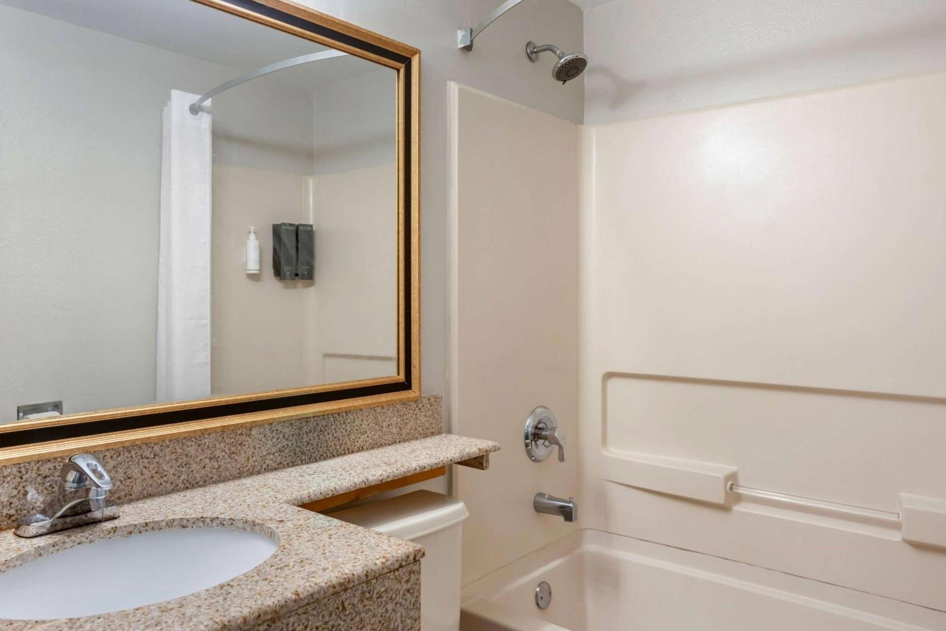 Days Inn by Wyndham Wrightstown McGuire AFB Bordentown photo 31