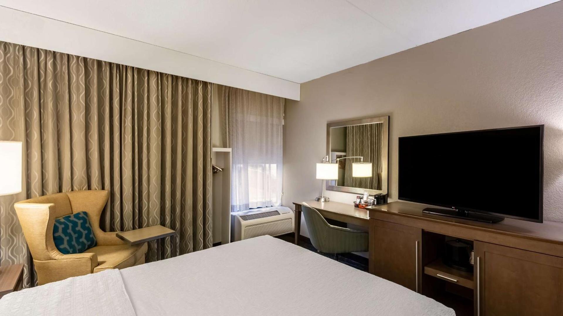 Hampton Inn Bloomington photo 13