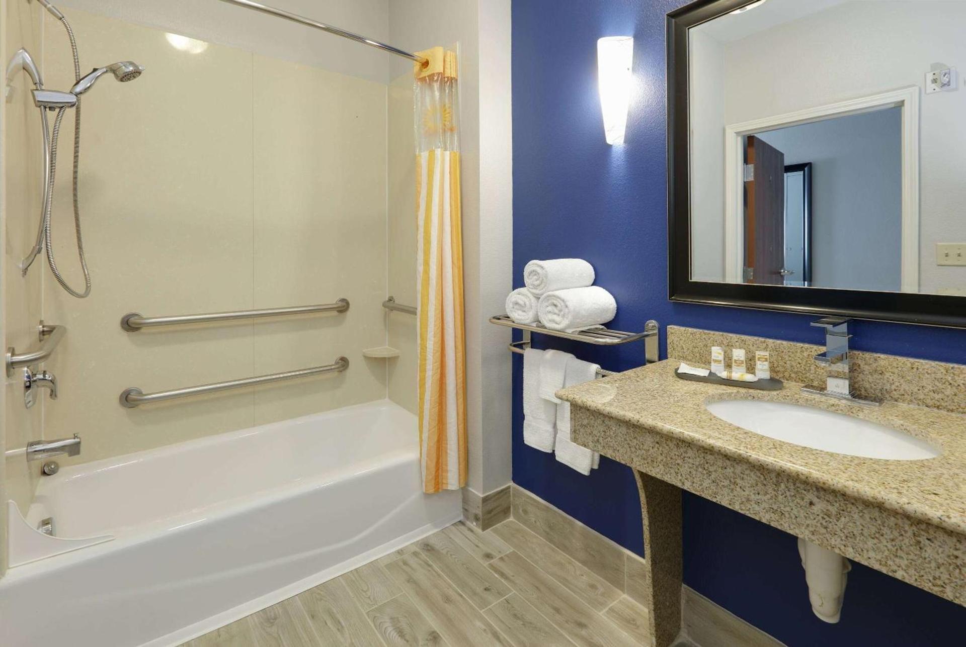 La Quinta by Wyndham Denton - University Drive photo 8
