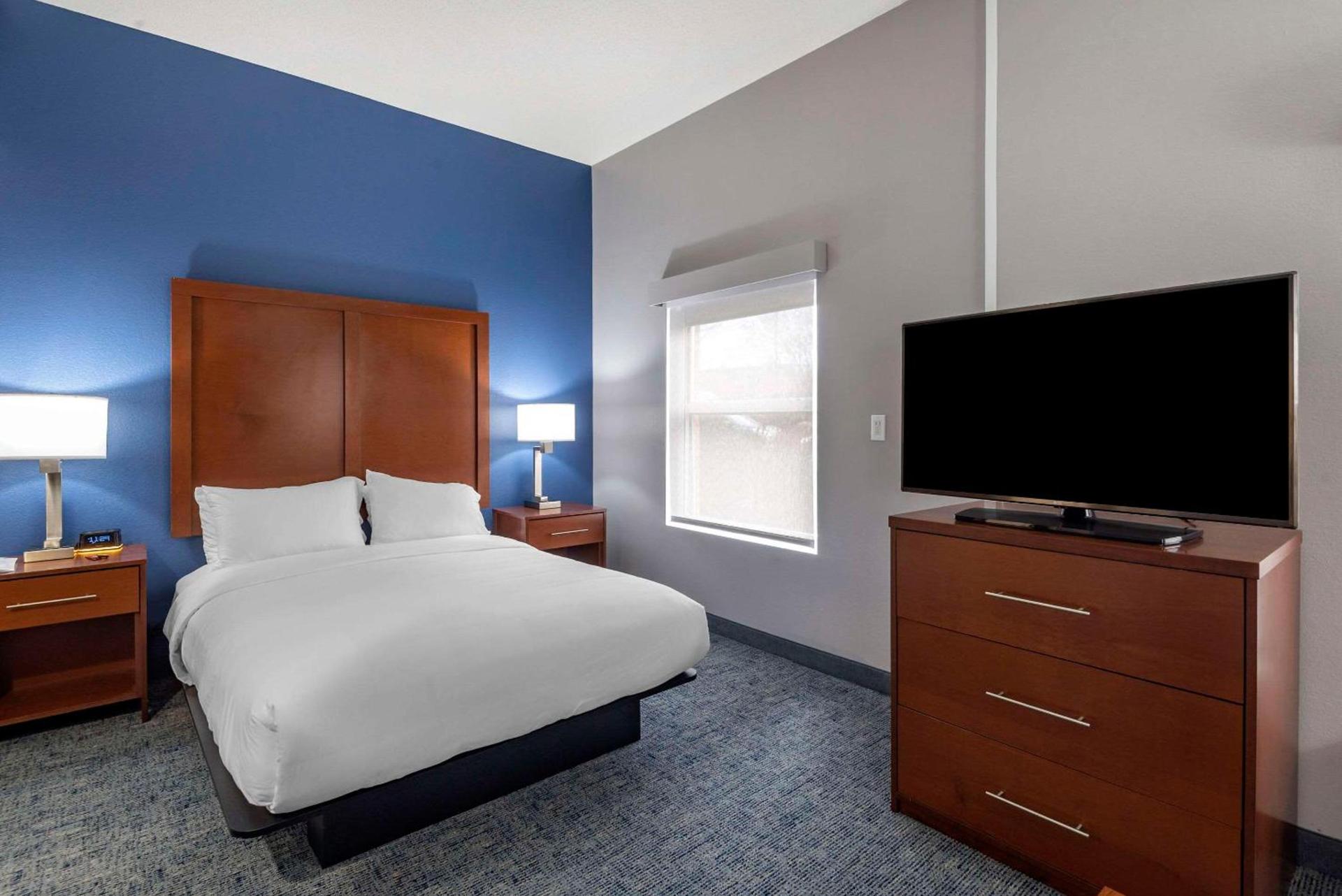 Comfort Suites near Birkdale Village- Huntersville photo 29
