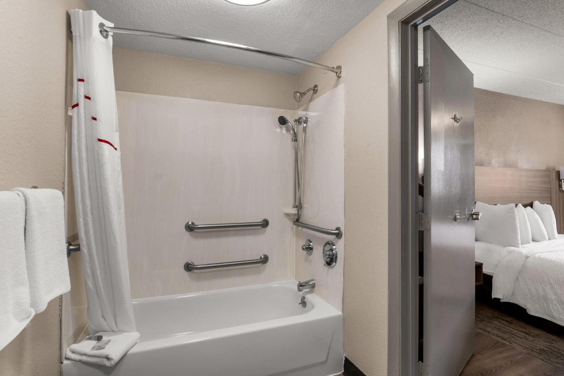Red Roof Inn Enfield photo 19