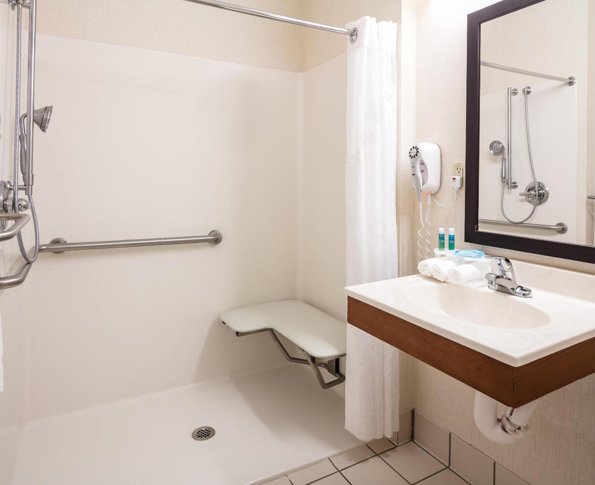 Holiday Inn Express Hotel & Suites Coralville by IHG photo 2