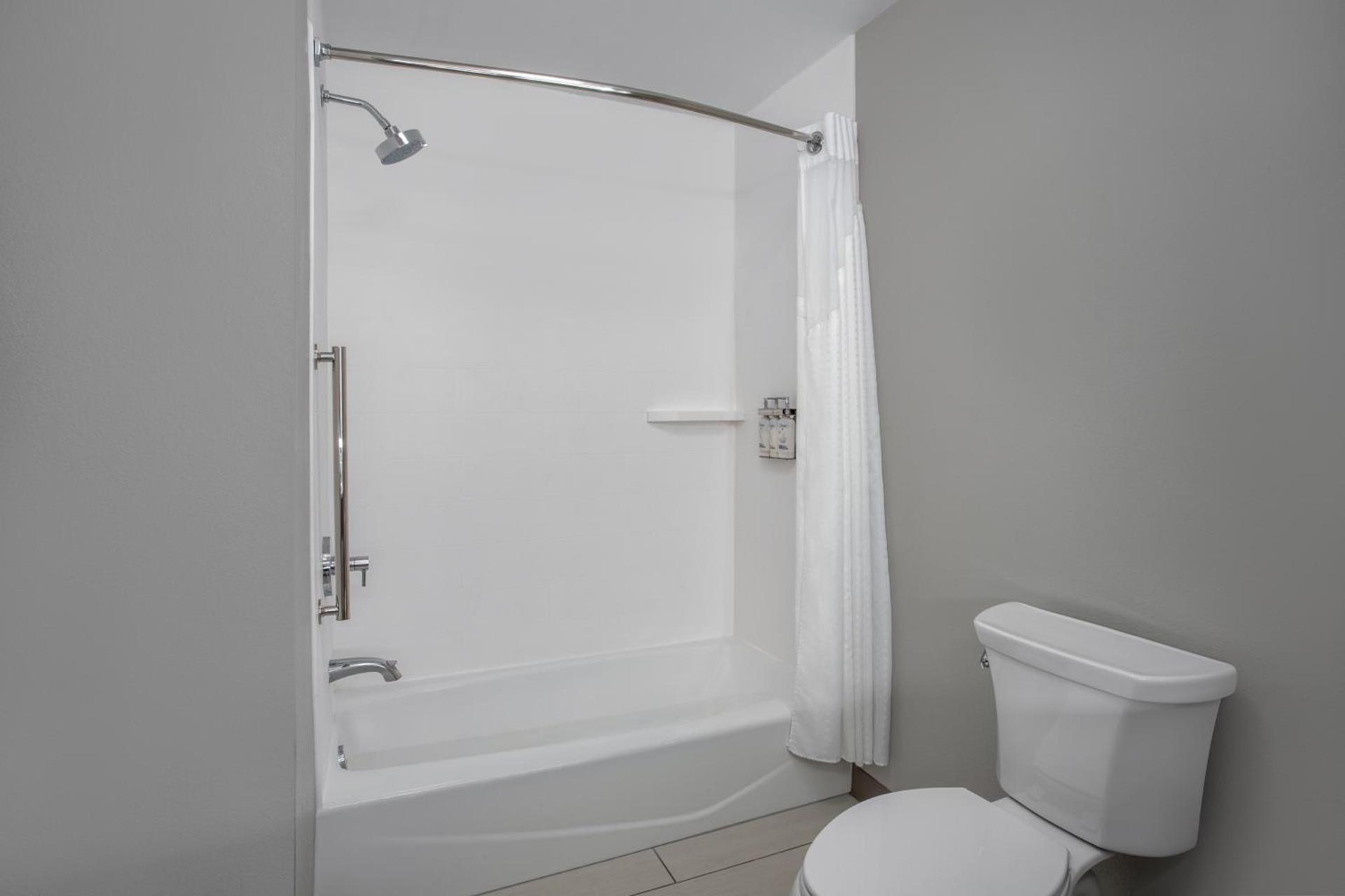 Holiday Inn Express & Suites Clinton by IHG photo 7