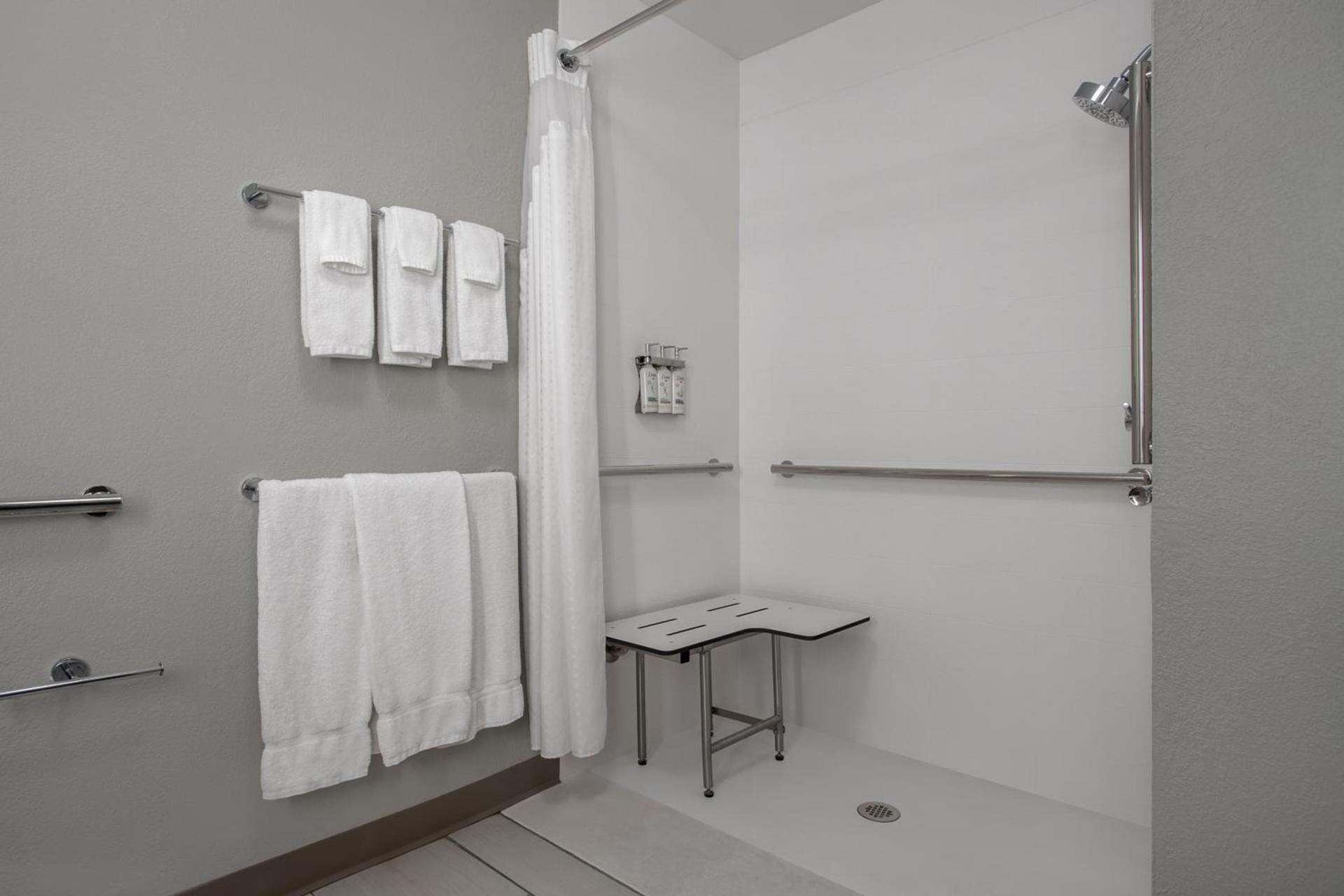 Holiday Inn Express & Suites Clinton by IHG photo 10