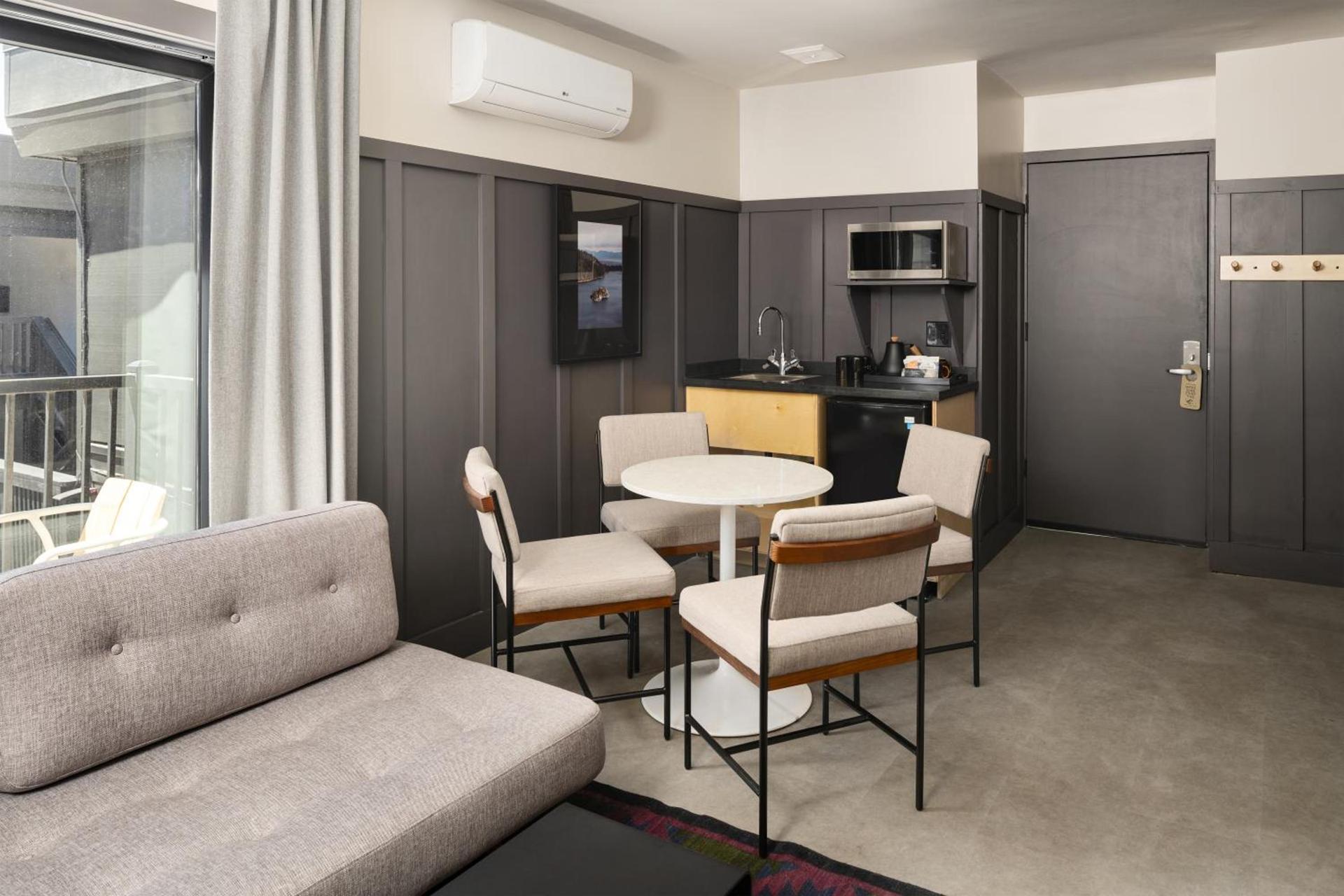 The Coachman Hotel photo 64