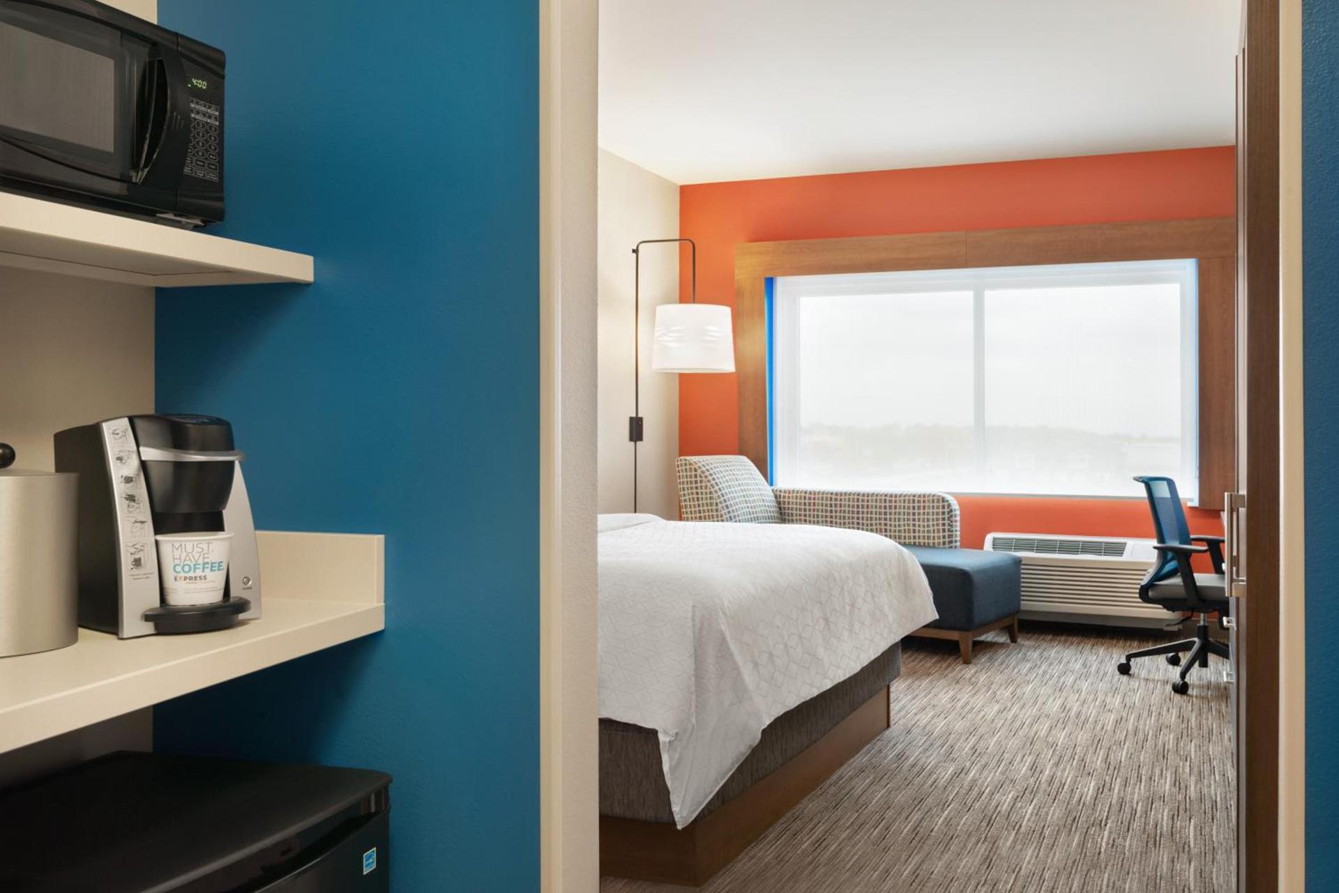 Holiday Inn Express & Suites - Beaver Dam by IHG photo 4