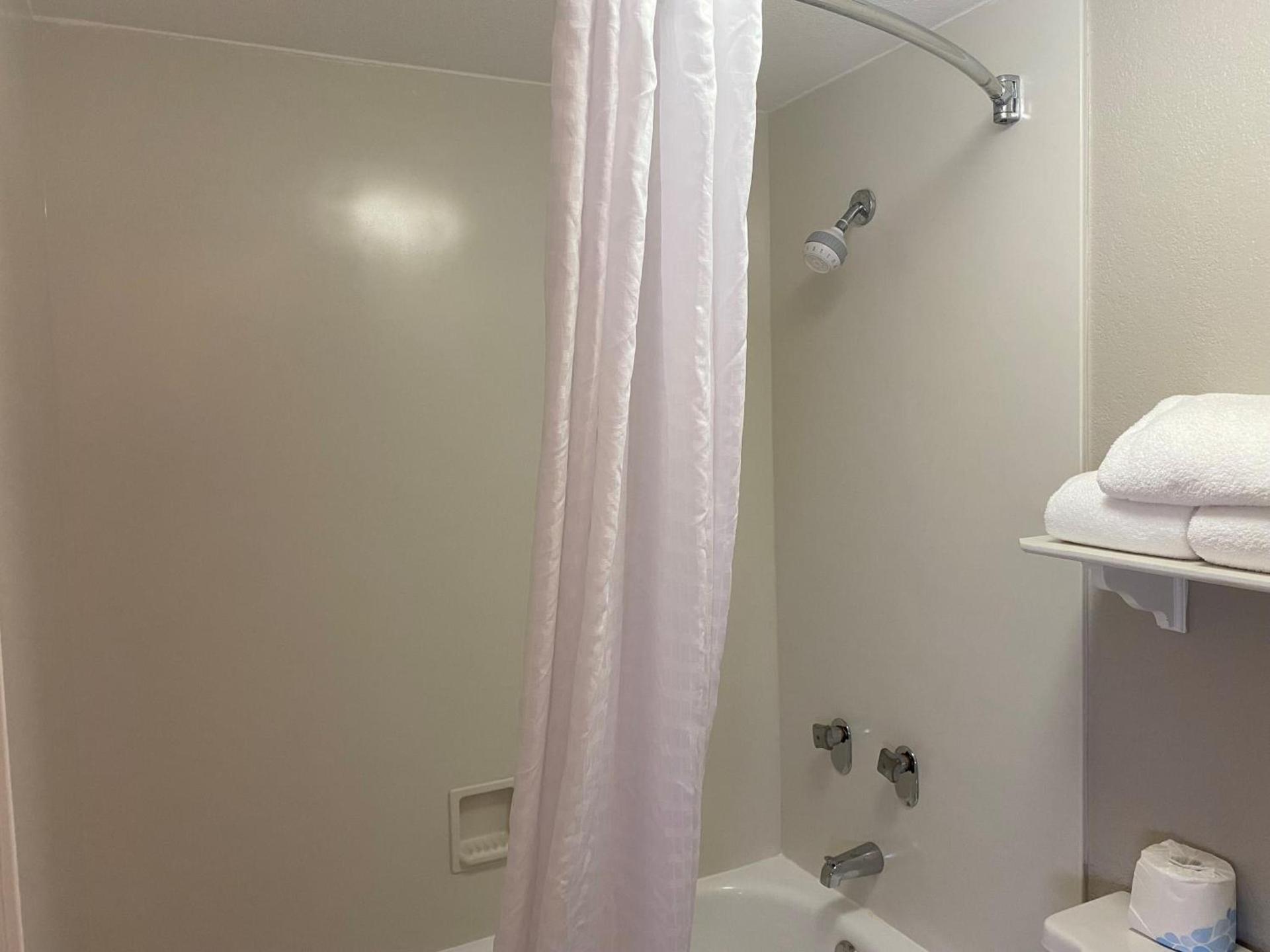 Days Inn & Suites by Wyndham Arlington Heights photo 64