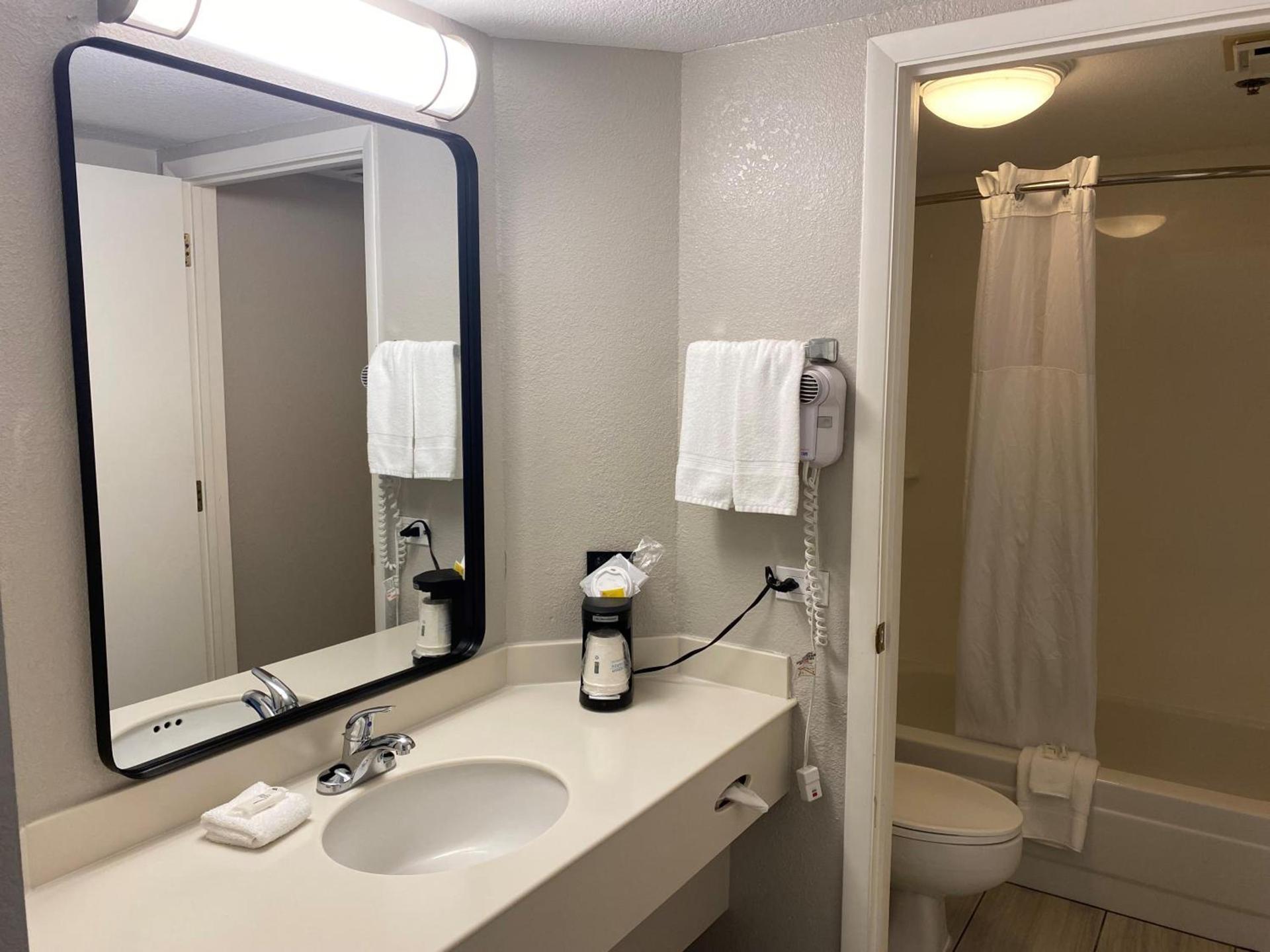 Days Inn & Suites by Wyndham Arlington Heights photo 61
