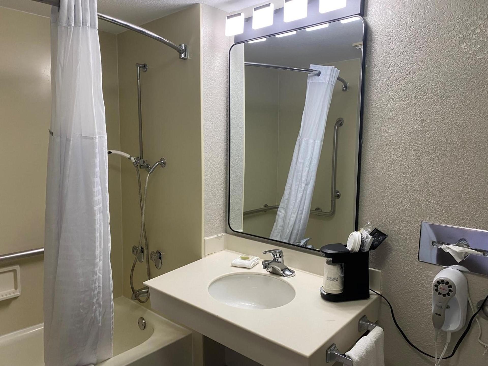Days Inn & Suites by Wyndham Arlington Heights photo 72