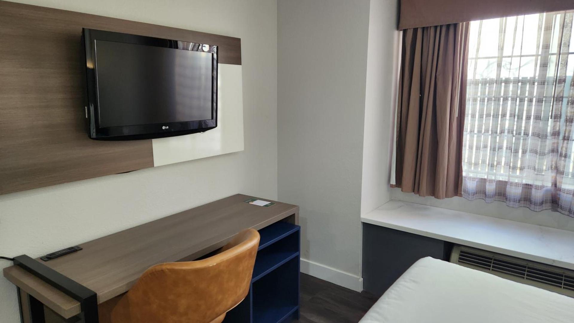 Econo Lodge Inn & Suites Santa Rosa South photo 10