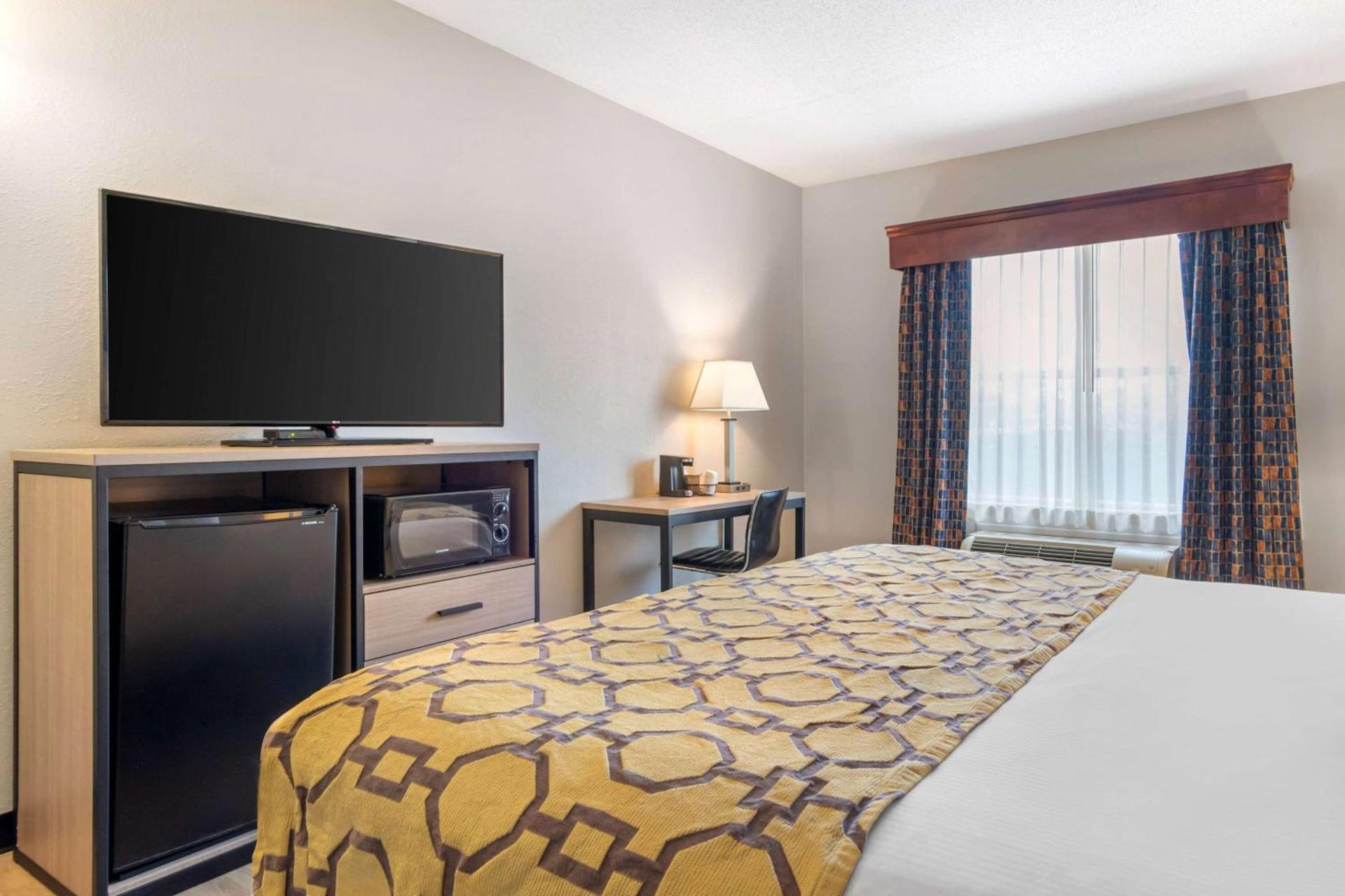 Baymont by Wyndham Kennesaw photo 13