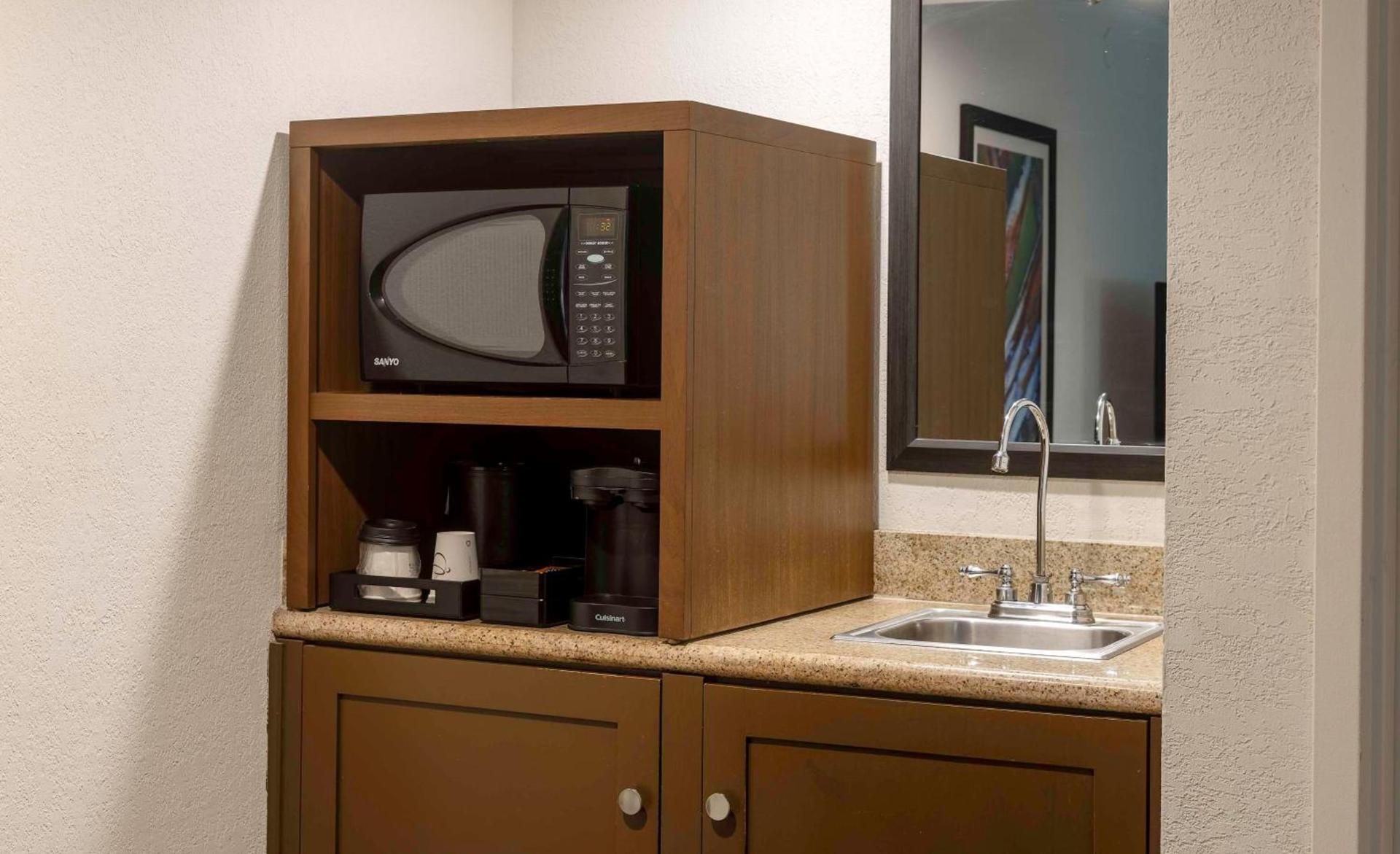Embassy Suites by Hilton Palm Desert photo 22