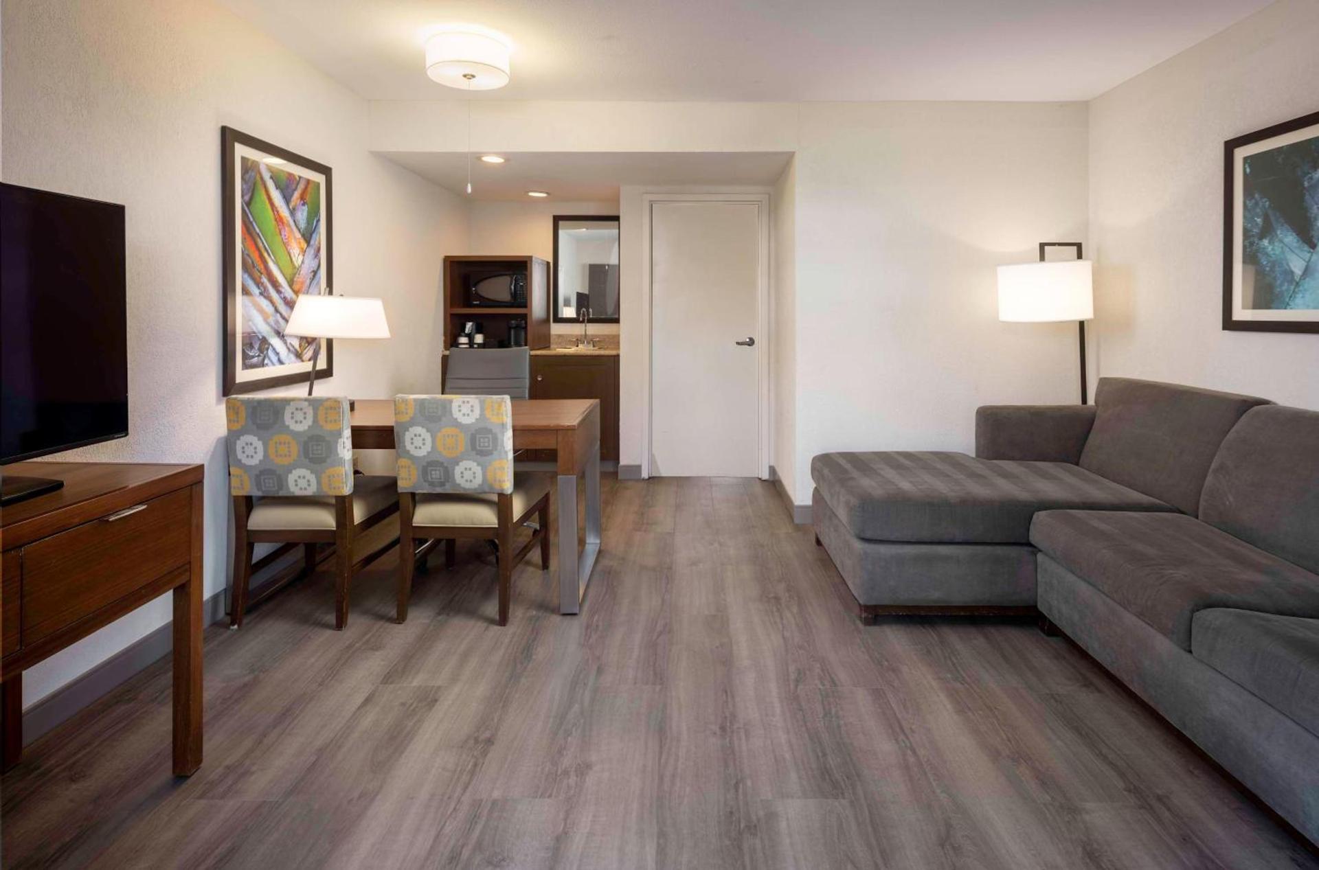 Embassy Suites by Hilton Palm Desert photo 23