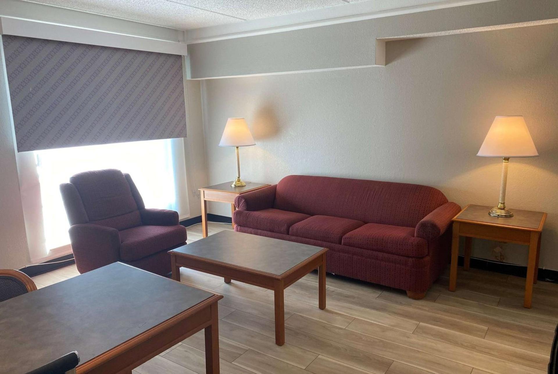 Days Inn & Suites by Wyndham Arlington Heights photo 2