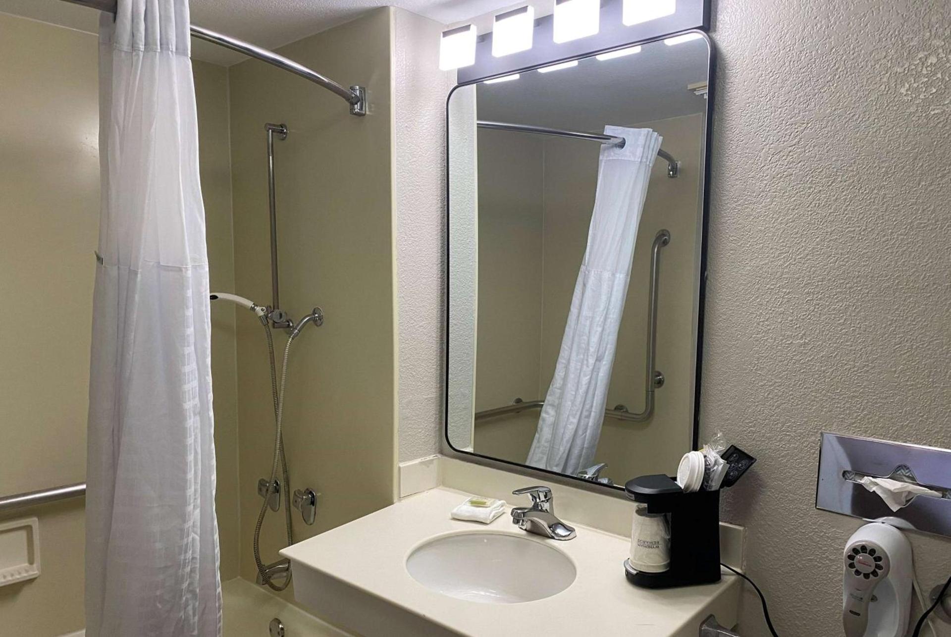 Days Inn & Suites by Wyndham Arlington Heights photo 28