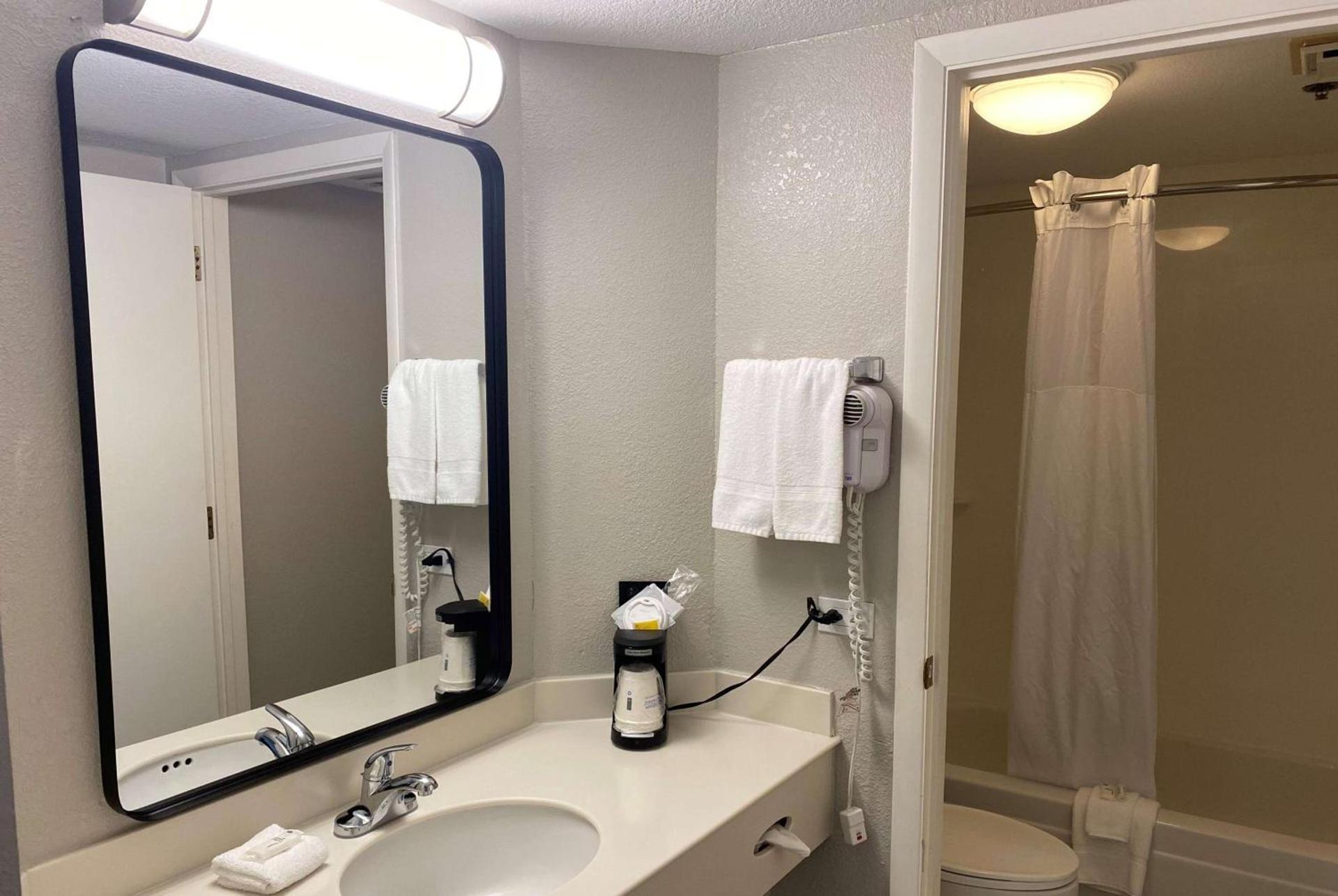Days Inn & Suites by Wyndham Arlington Heights photo 29