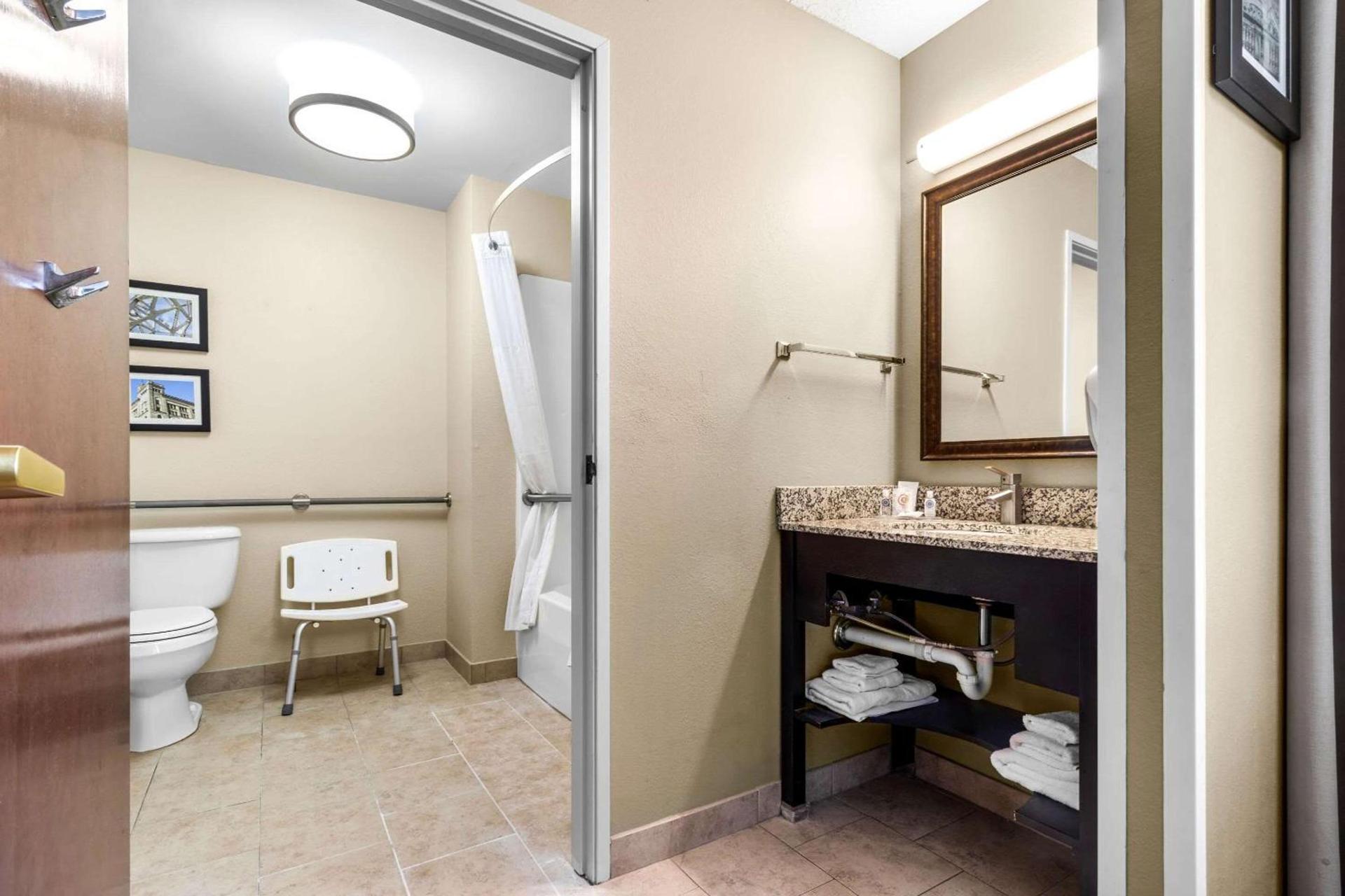 Comfort Inn Evansville East photo 42