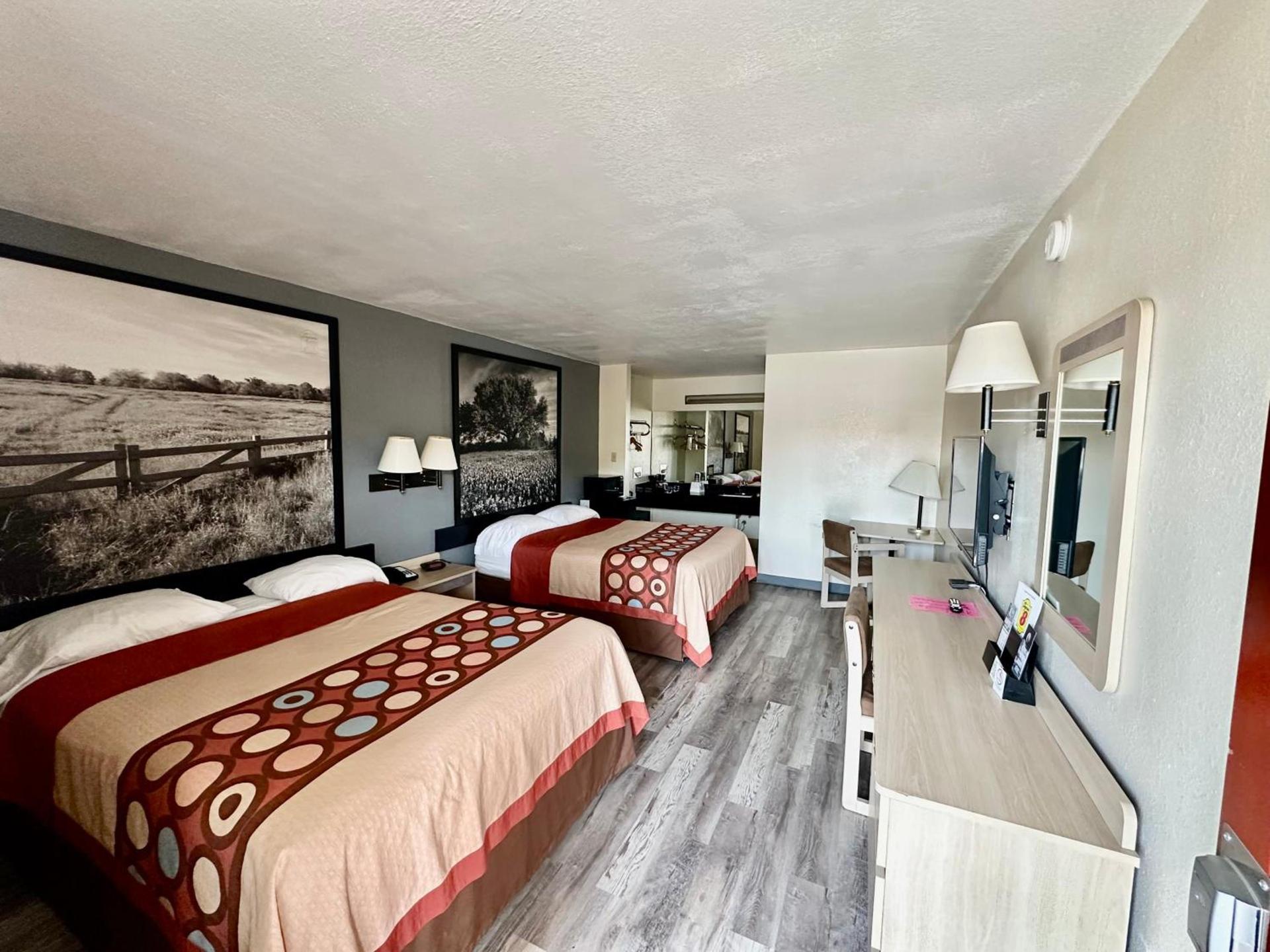 Super 8 by Wyndham Athens TX photo 2