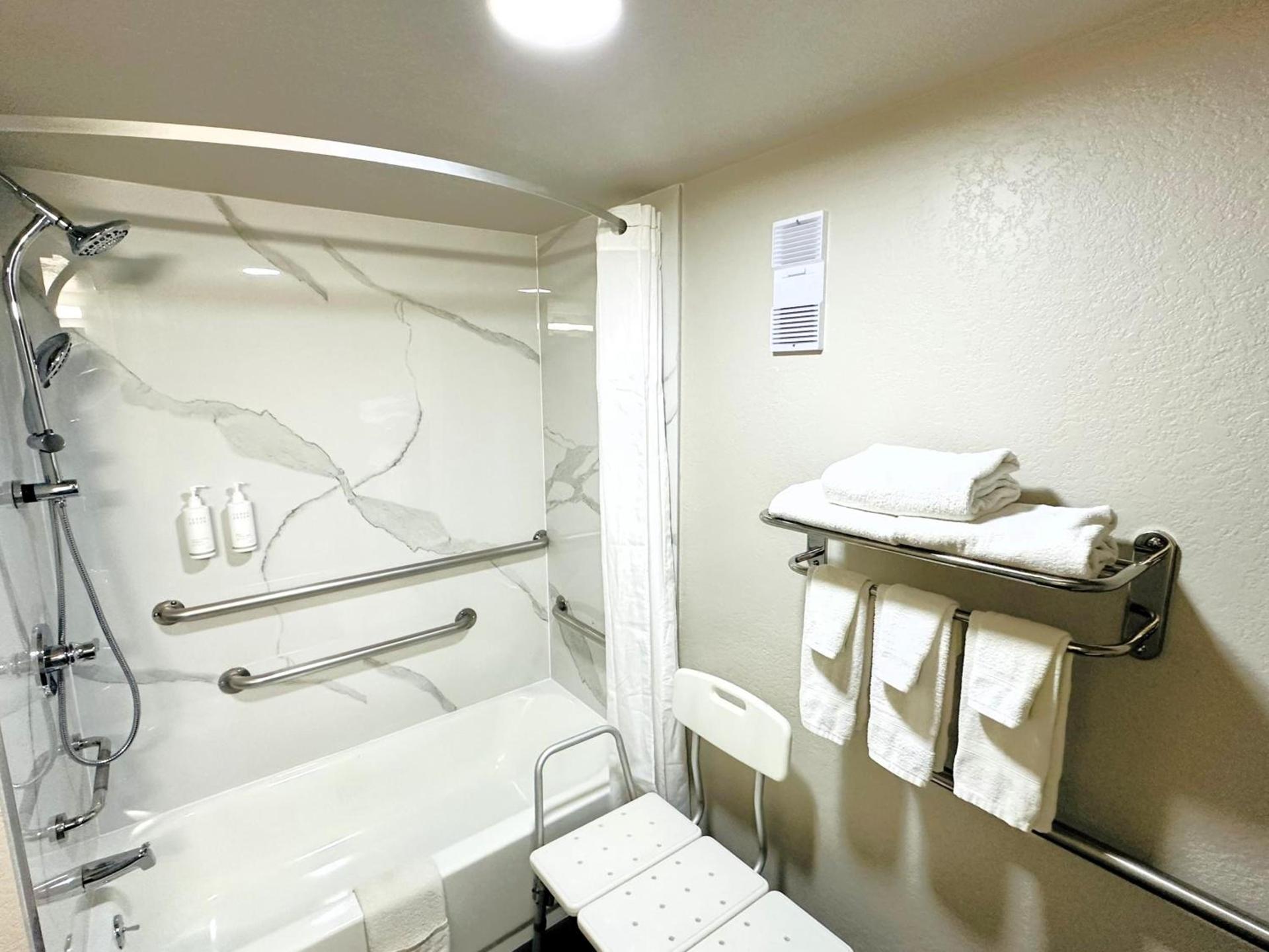 Days Inn by Wyndham Holland photo 27