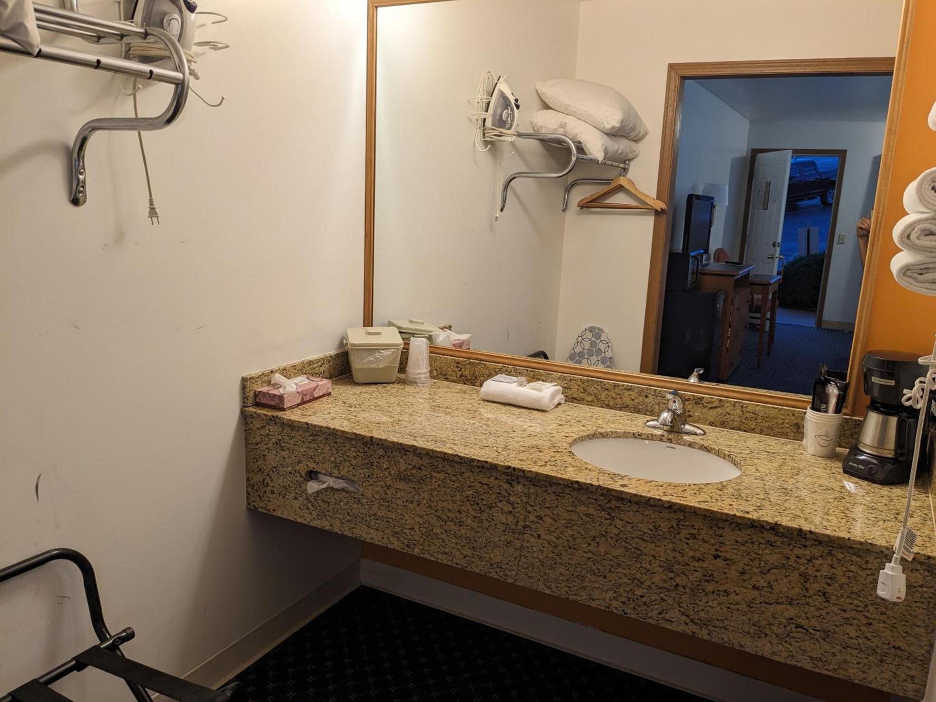 Dutton Inn photo 42
