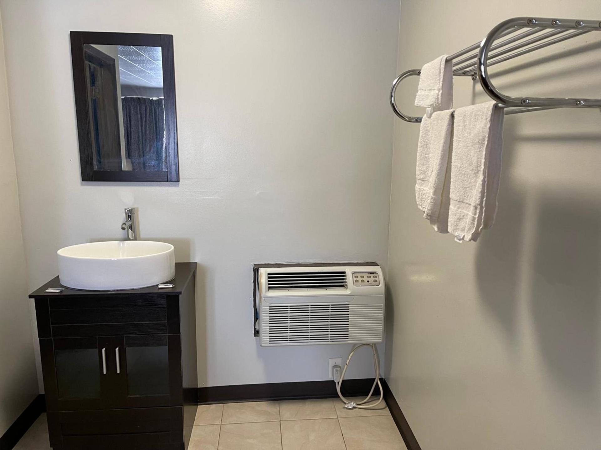 Wooden Shoe Motel photo 8