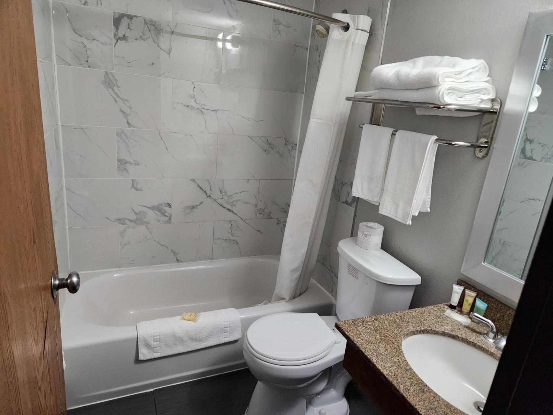Twin Cities Inn, Mounds View photo 21