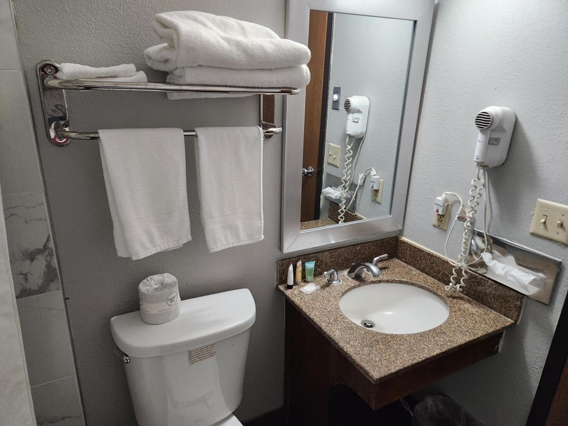 Twin Cities Inn, Mounds View photo 27