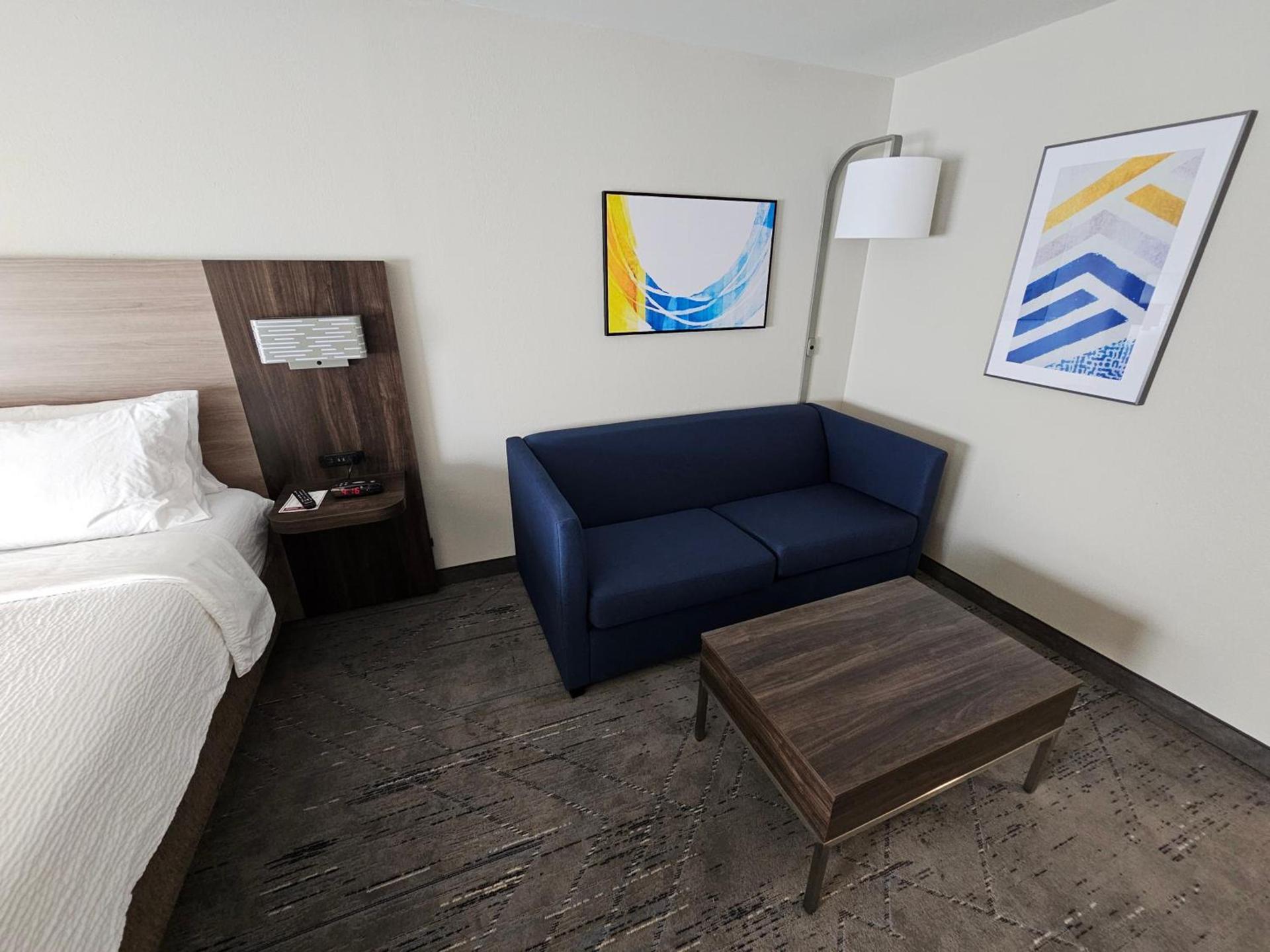 Holiday Inn Express Hotel & Suites Cincinnati-Blue Ash by IHG photo 61