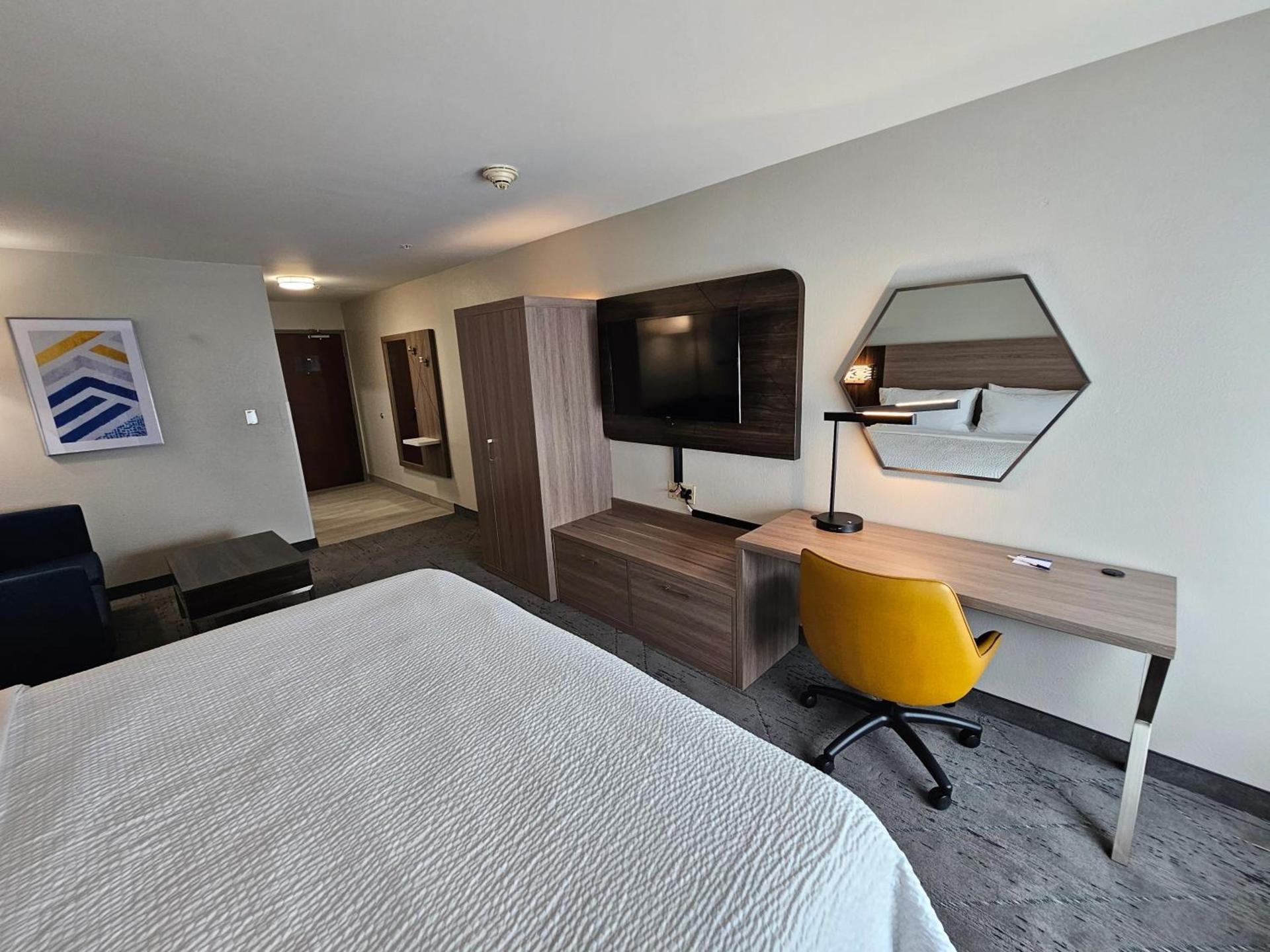 Holiday Inn Express Hotel & Suites Cincinnati-Blue Ash by IHG photo 86
