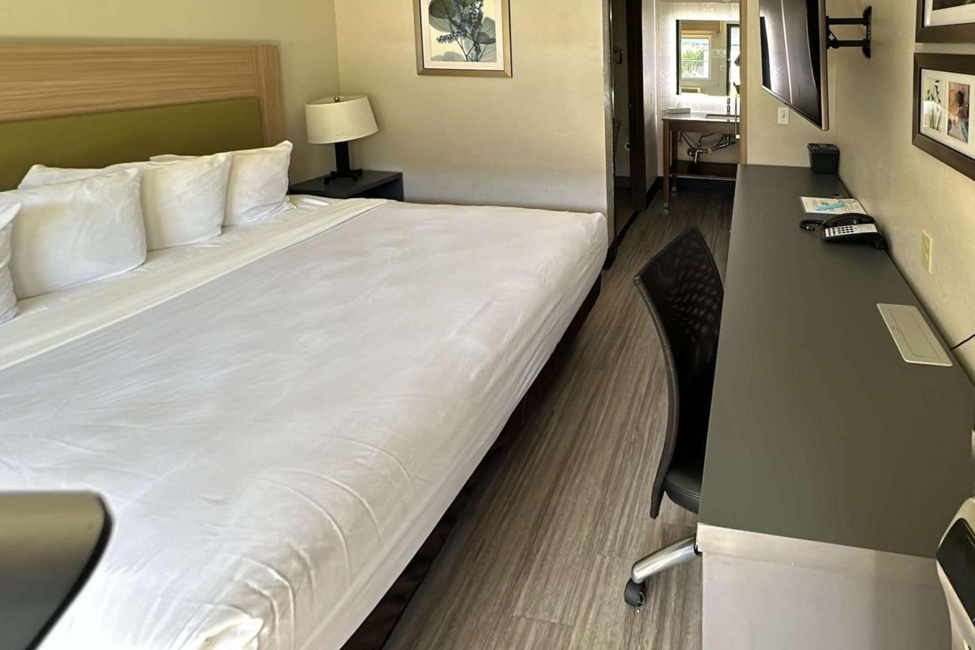 Country Inn & Suites by Radisson, Monterey Beachfront-Marina, CA photo 4