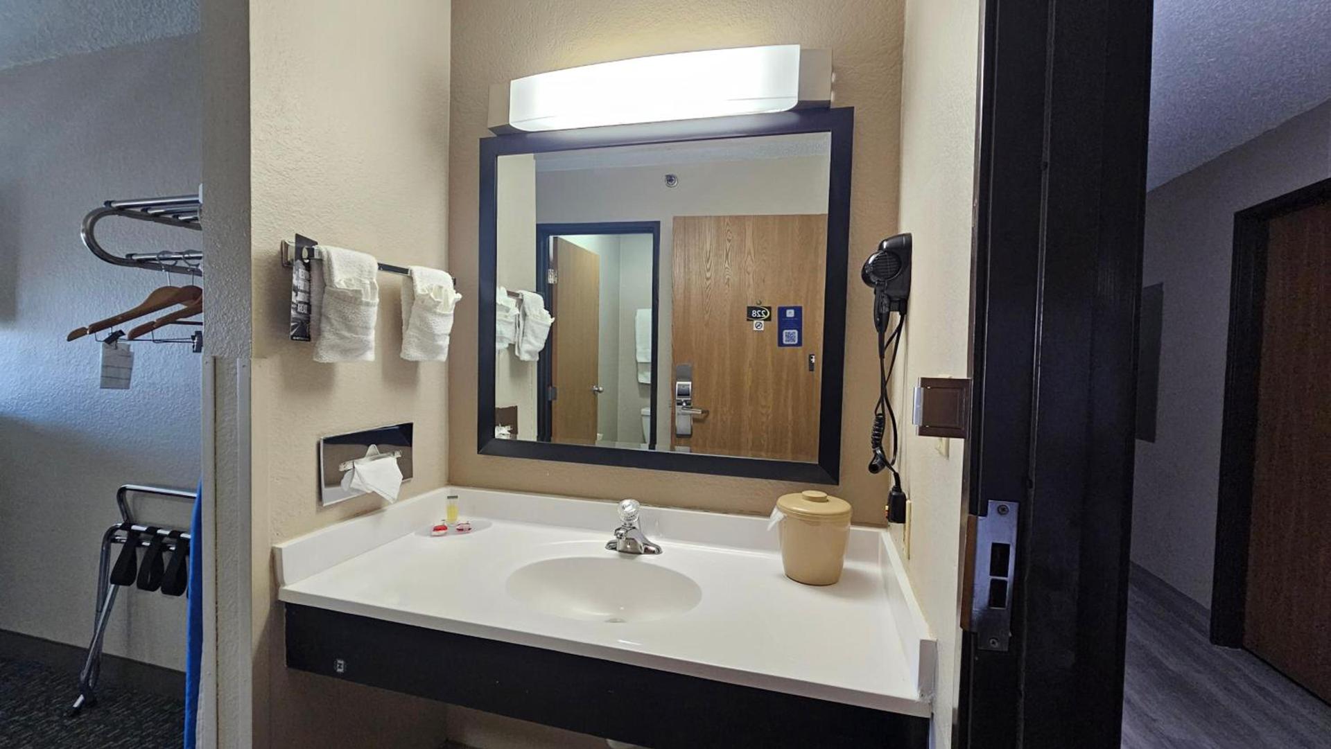 Super 8 by Wyndham Elgin photo 16