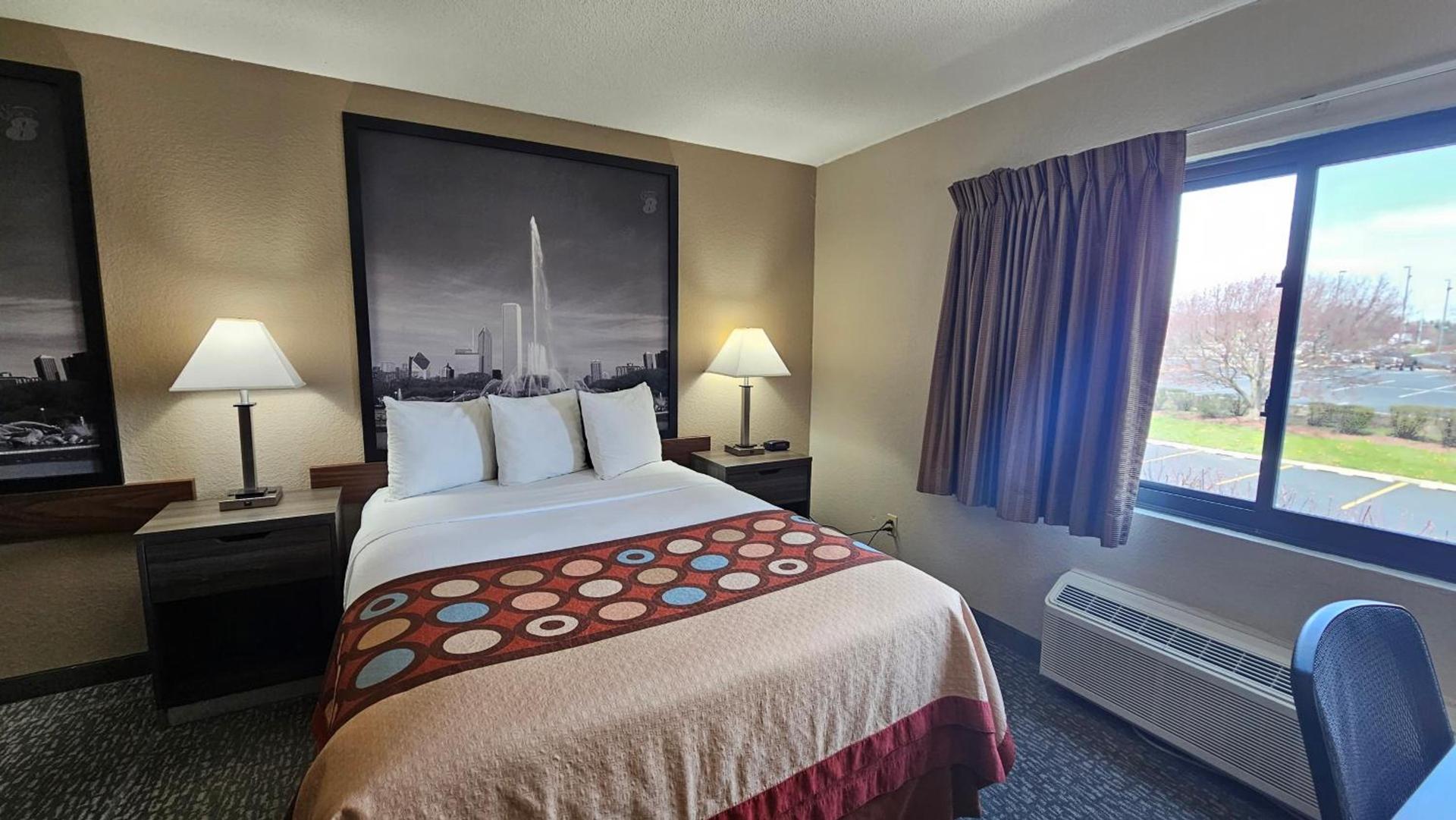 Super 8 by Wyndham Elgin photo 18