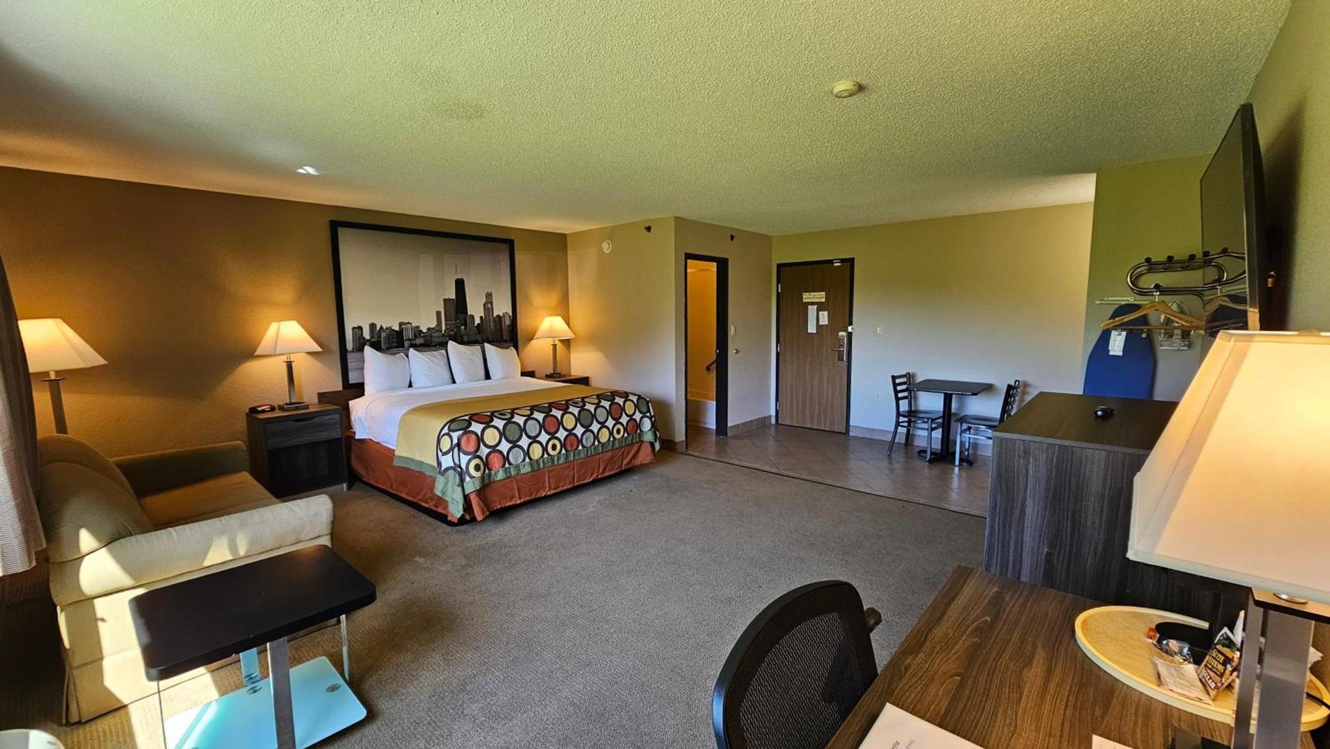 Super 8 by Wyndham Elgin photo 24