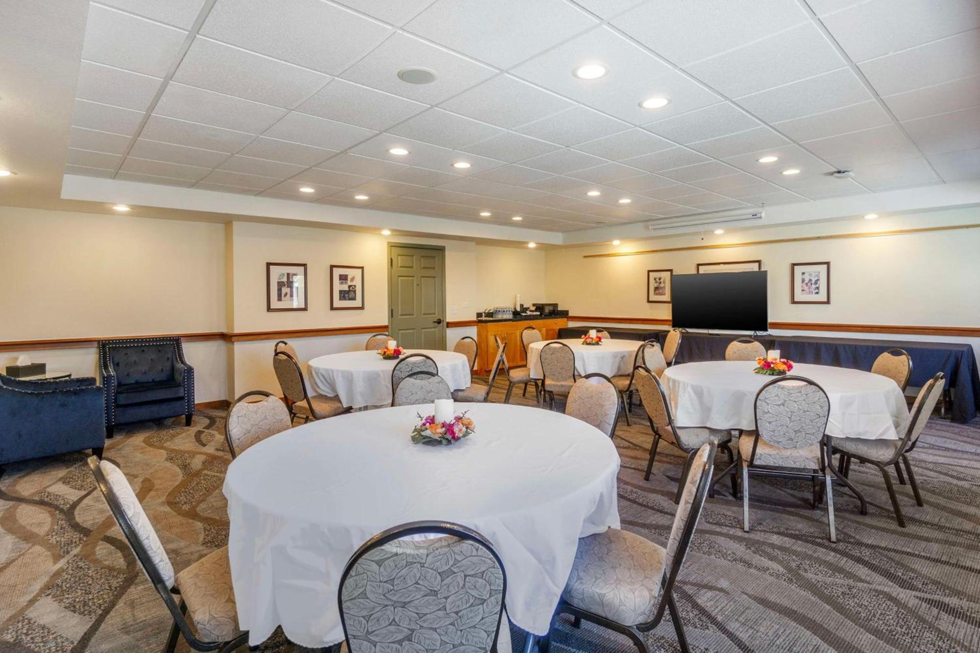 Best Western Plus Edmonds Harbor Inn photo 62